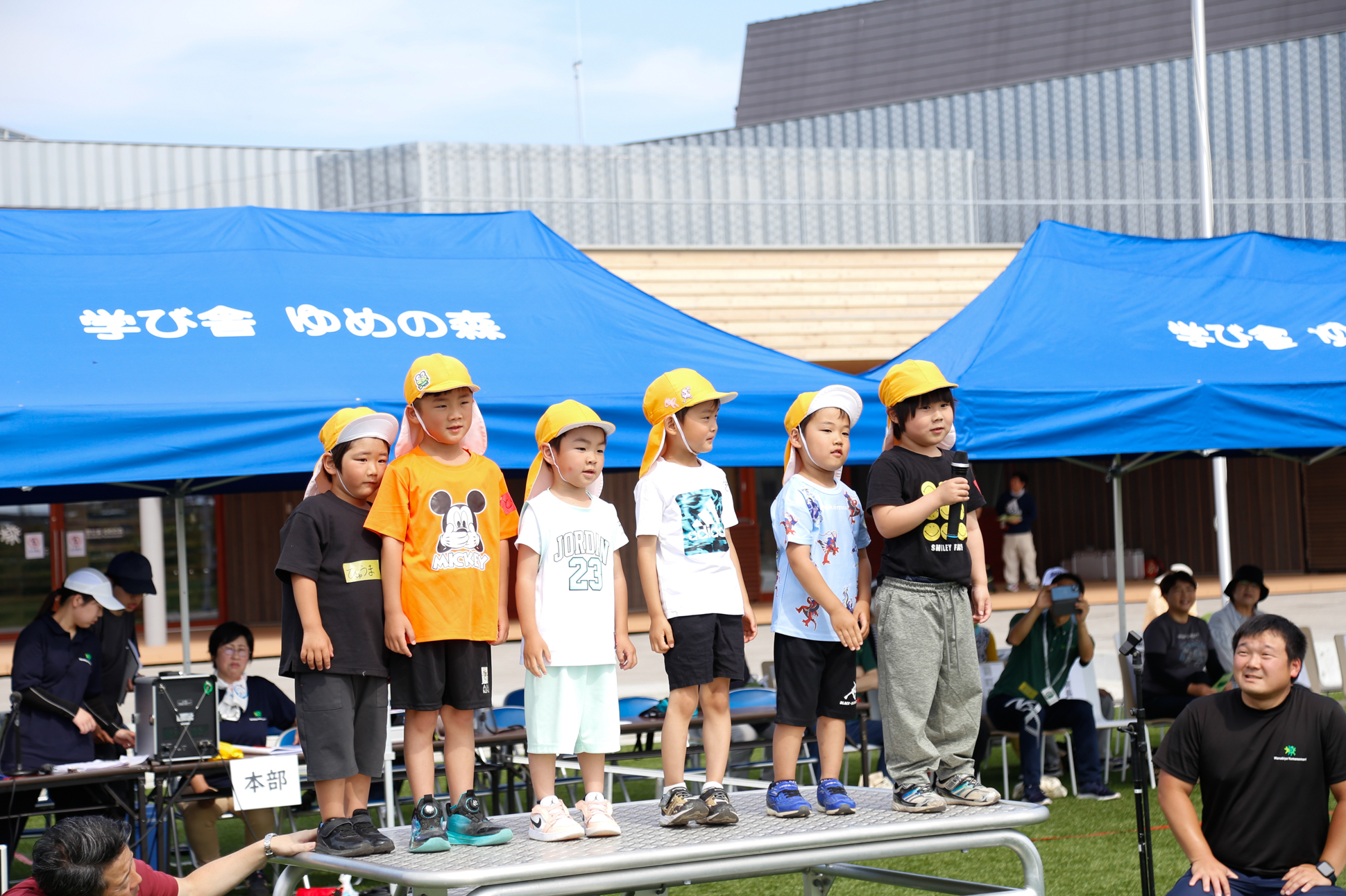 開会式で堂々と挨拶をする子どもたち