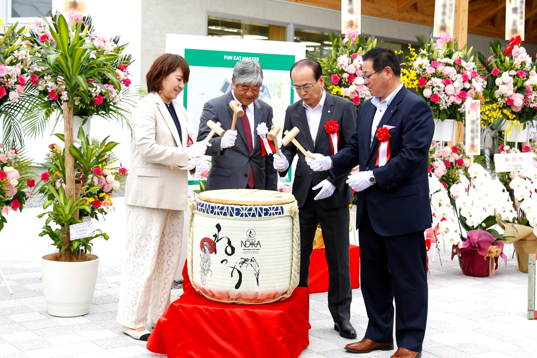 鏡開きを行う右から仲野議長、吉田町長、井川会長、 浅井社長