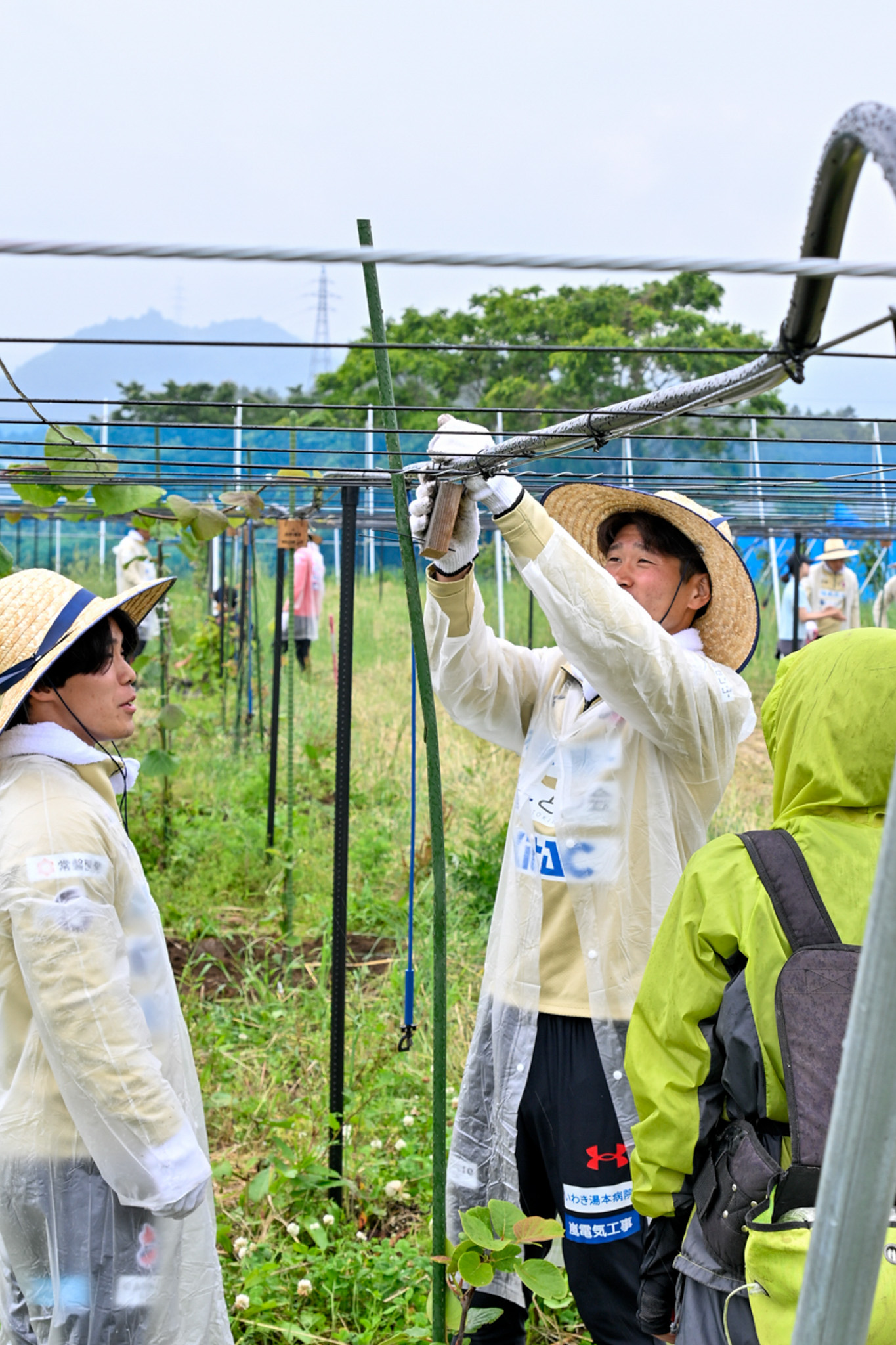選手個人個人のネームプレートを付ける選手ら