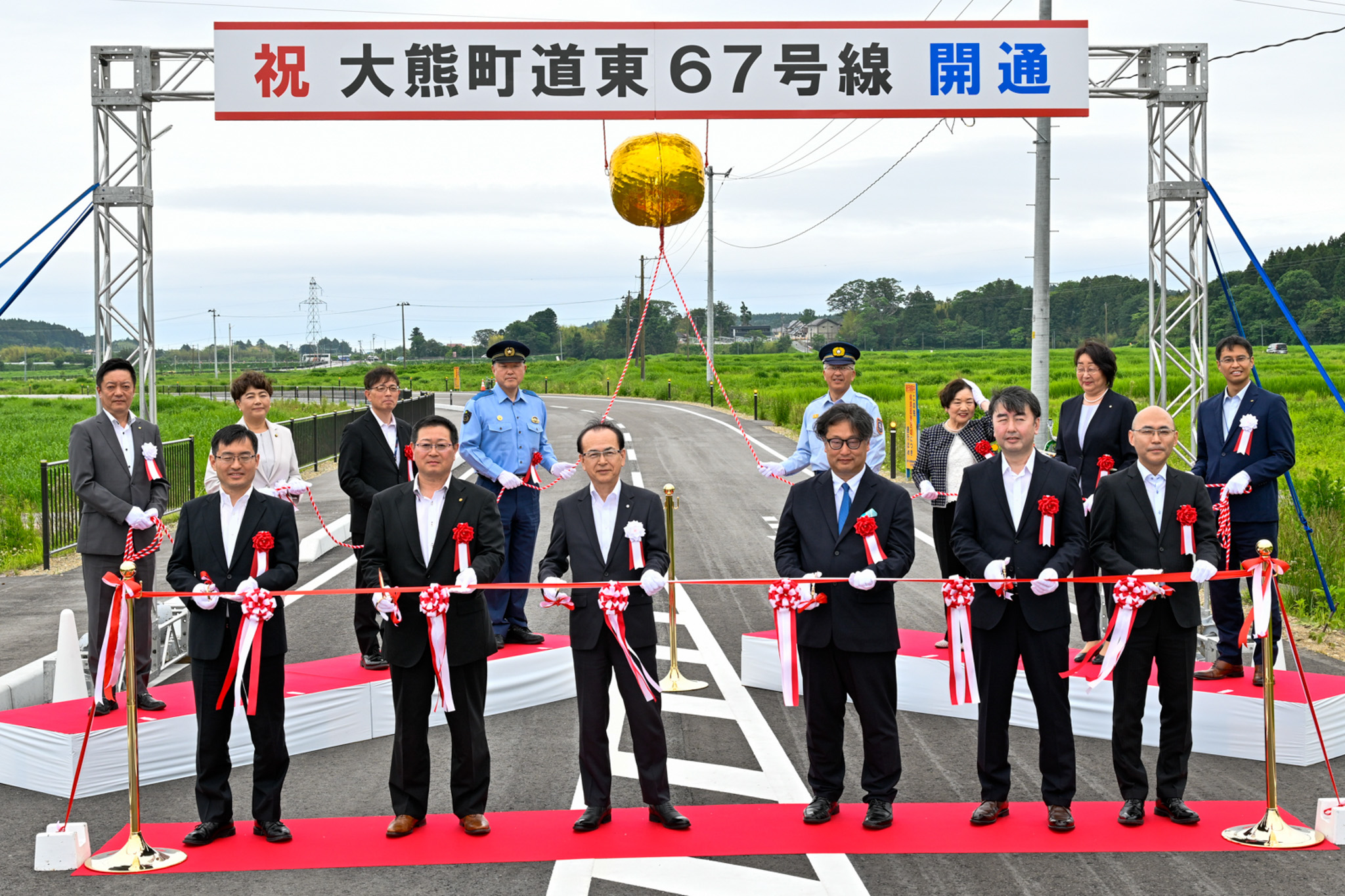開通を記念しテープカットする関係者ら