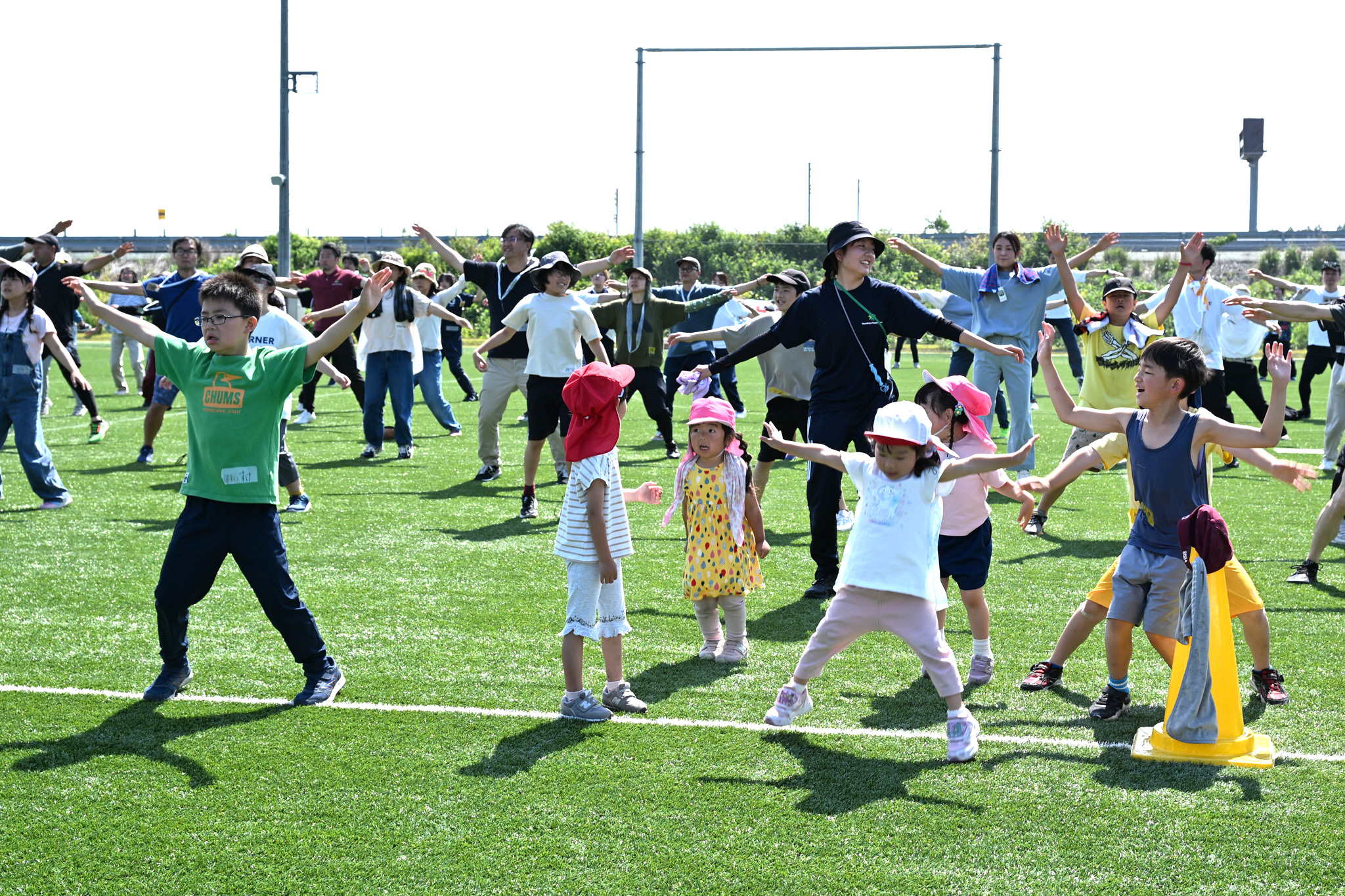 今年のテーマは「つながりとひろがり」。大熊町に帰還し、子どもたちはつながりの中でゆめの森の生活を送っています。「ひとりとひとりとひとりでみんな」の輪が広がる未来への思いが込められています。写真は、全員でラジオ体操を行う様子。
