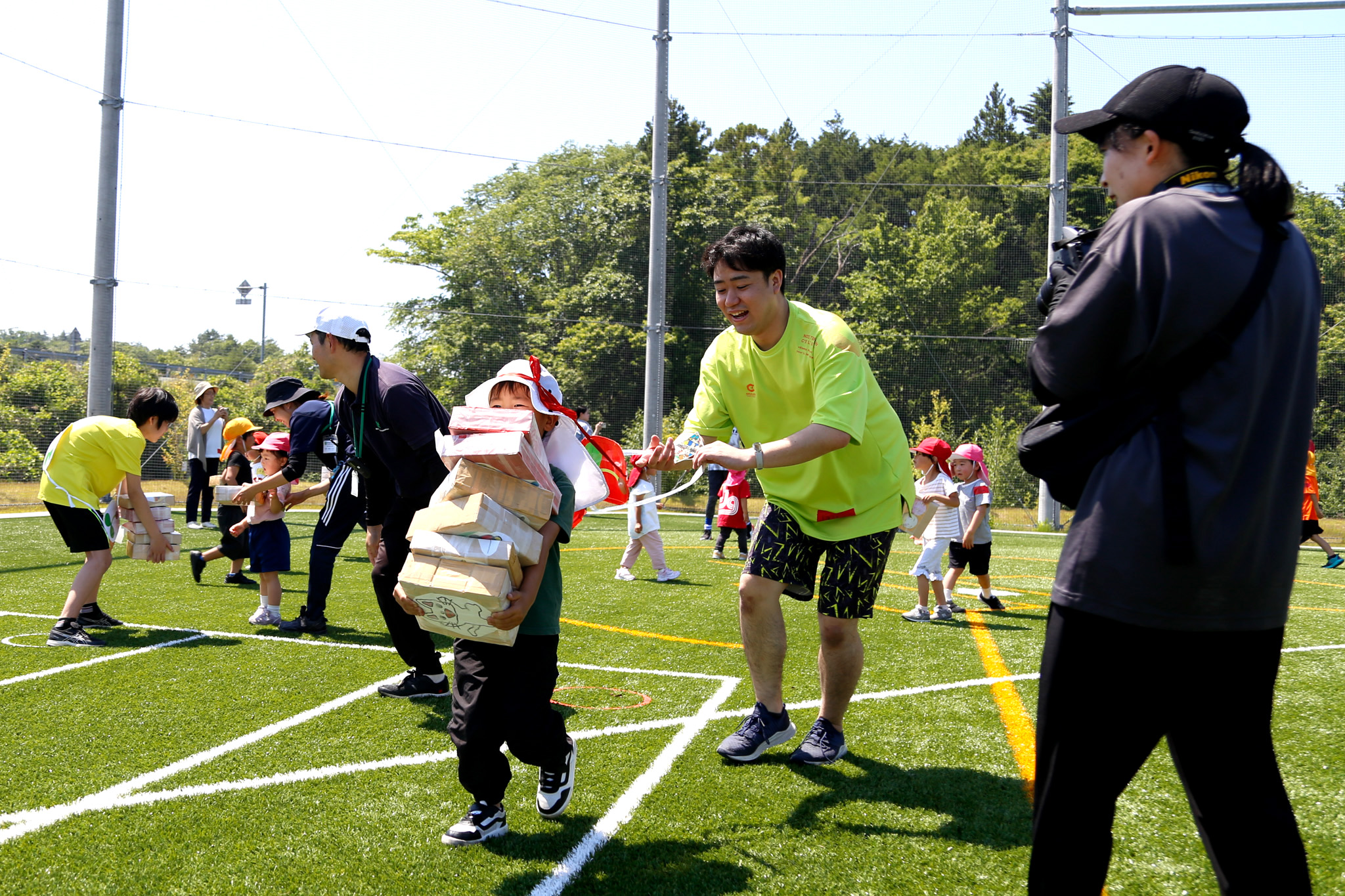 ゆめリンピック3番目の競技は「本泥棒」。こども園の子どもたちが本を集めて進みます。前が見えないほどに積み上げた本を持ち一生懸命走りました。