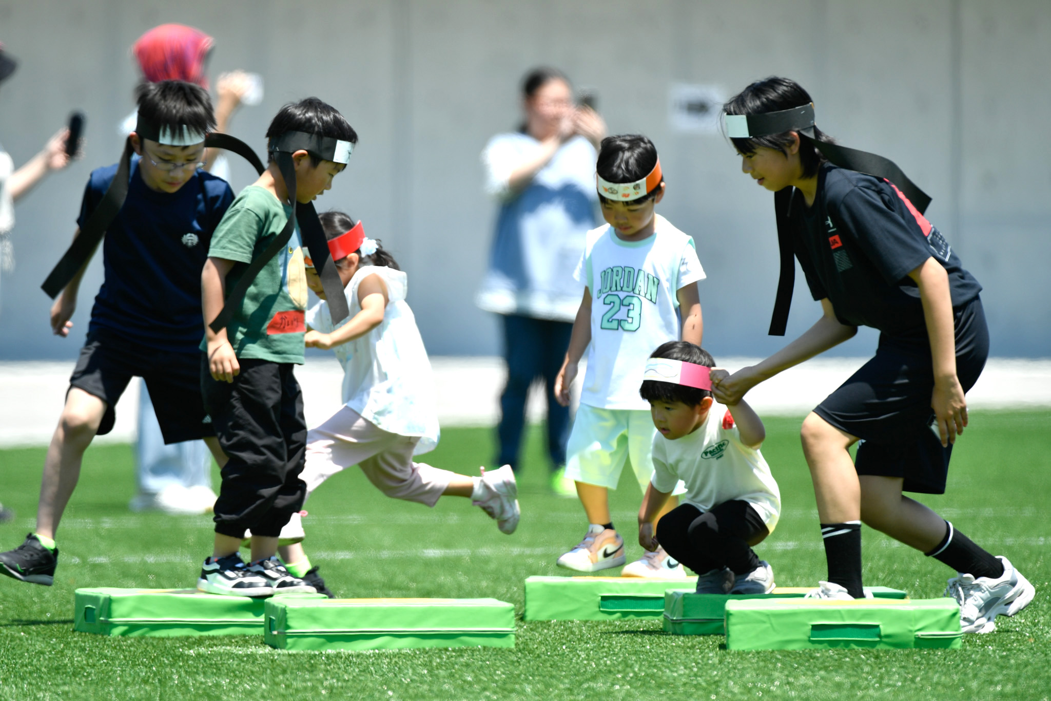 「忍者大作戦！ゆめの花巻物奪還大ミッション」は、義務教育学校の3～6年生がこども園の子どもや義務教育学校の1・2年生を救出する競技です。