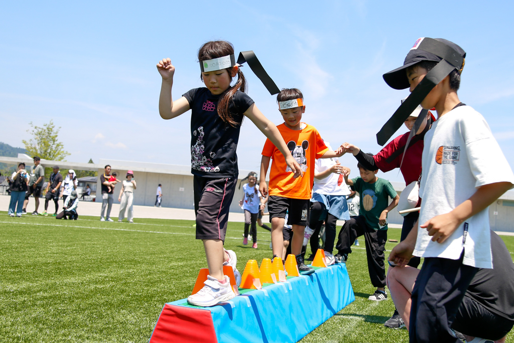 仲間を救出した後は、平均台やトンネルくぐりのミッションなど力を合わせて挑みました。