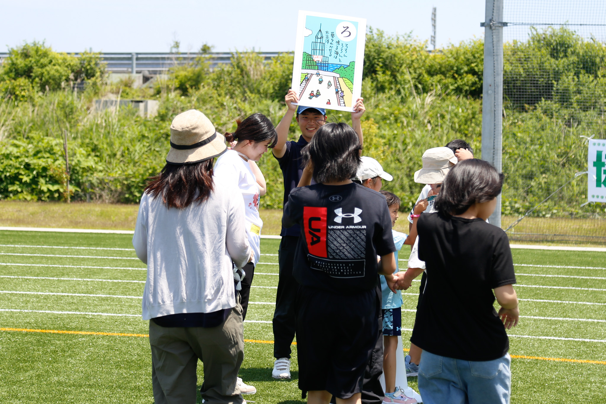 「おらほのカルタ」は、3人1組のチームで協力しながら、出されたカルタを持っている仲間を探しに走ります。