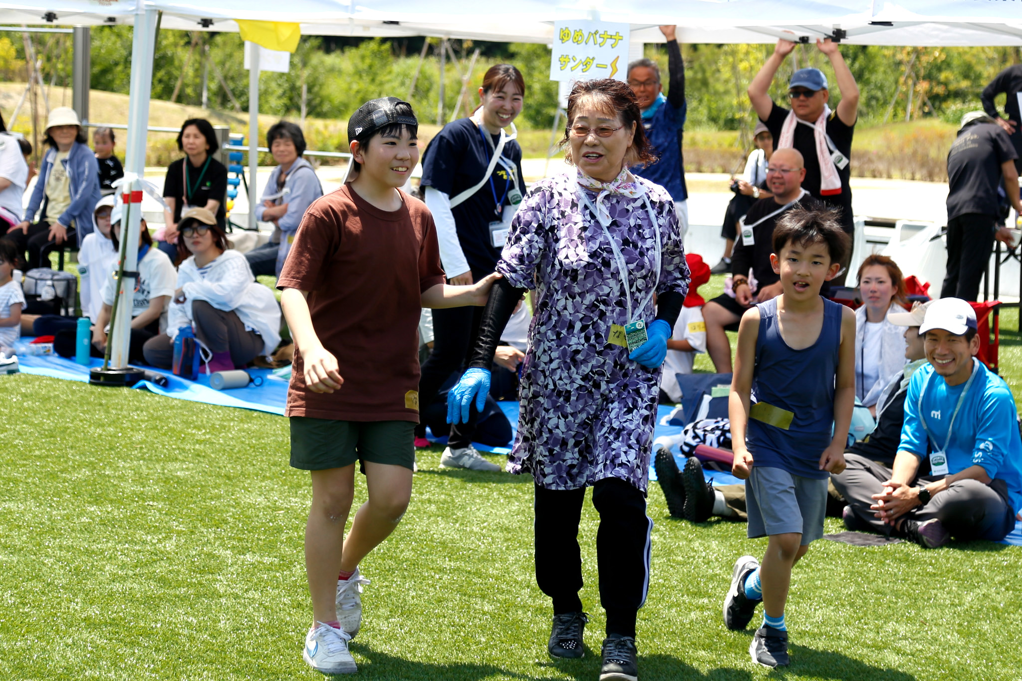 子どもたちは全力で探しに向かい、仲間が見つかったチームはどこかホッとした表情です。