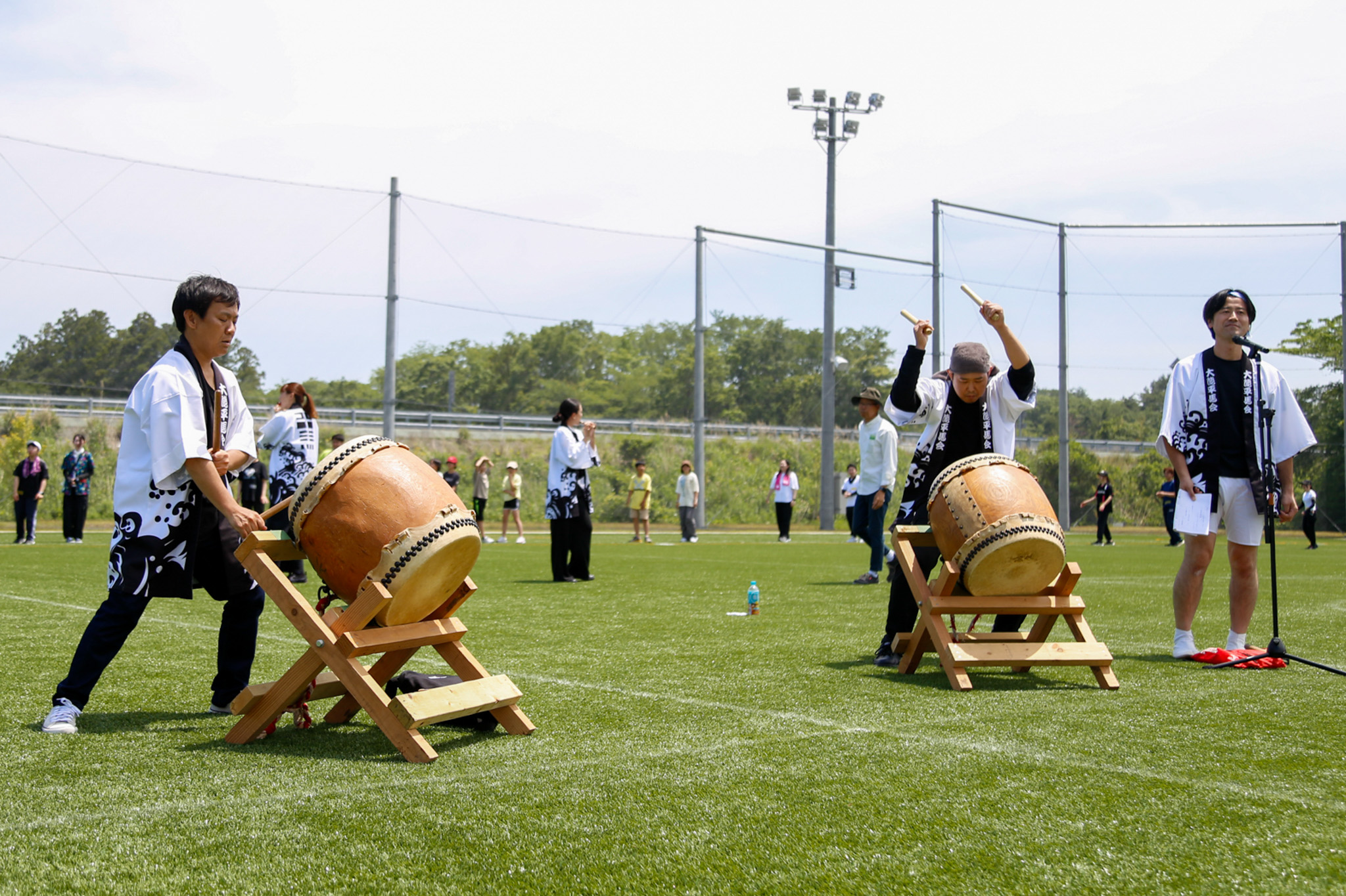 町民団体「平馬会」が、和太鼓と篠笛の音色を響かせながら、全員参加の盆踊りで地域の絆を深めました。