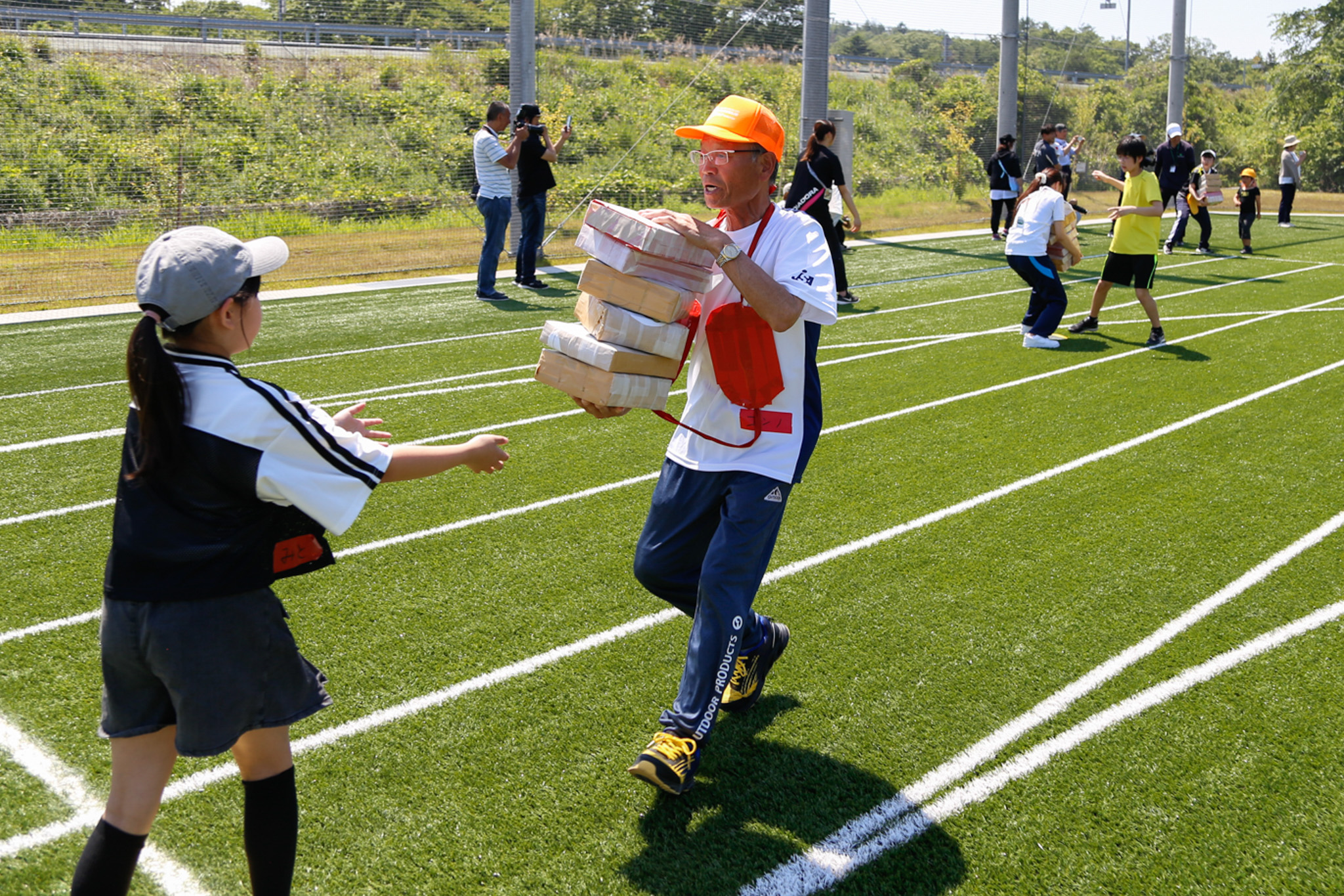 ゆめリンピック4番目の競技は「本運びレース」。集めた本を積み上げて、ゴールを目指します。