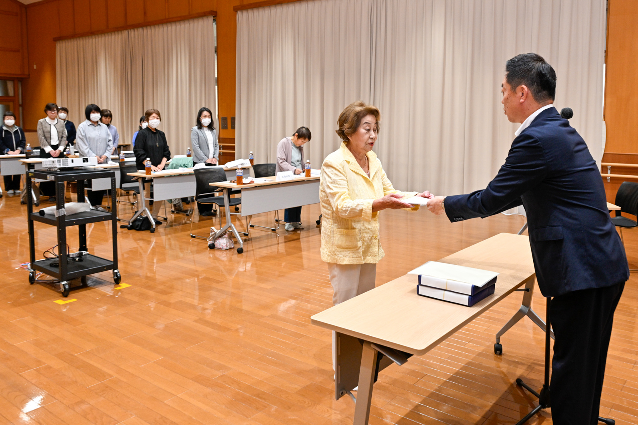 委嘱状を受け取る東海林さん（中央）