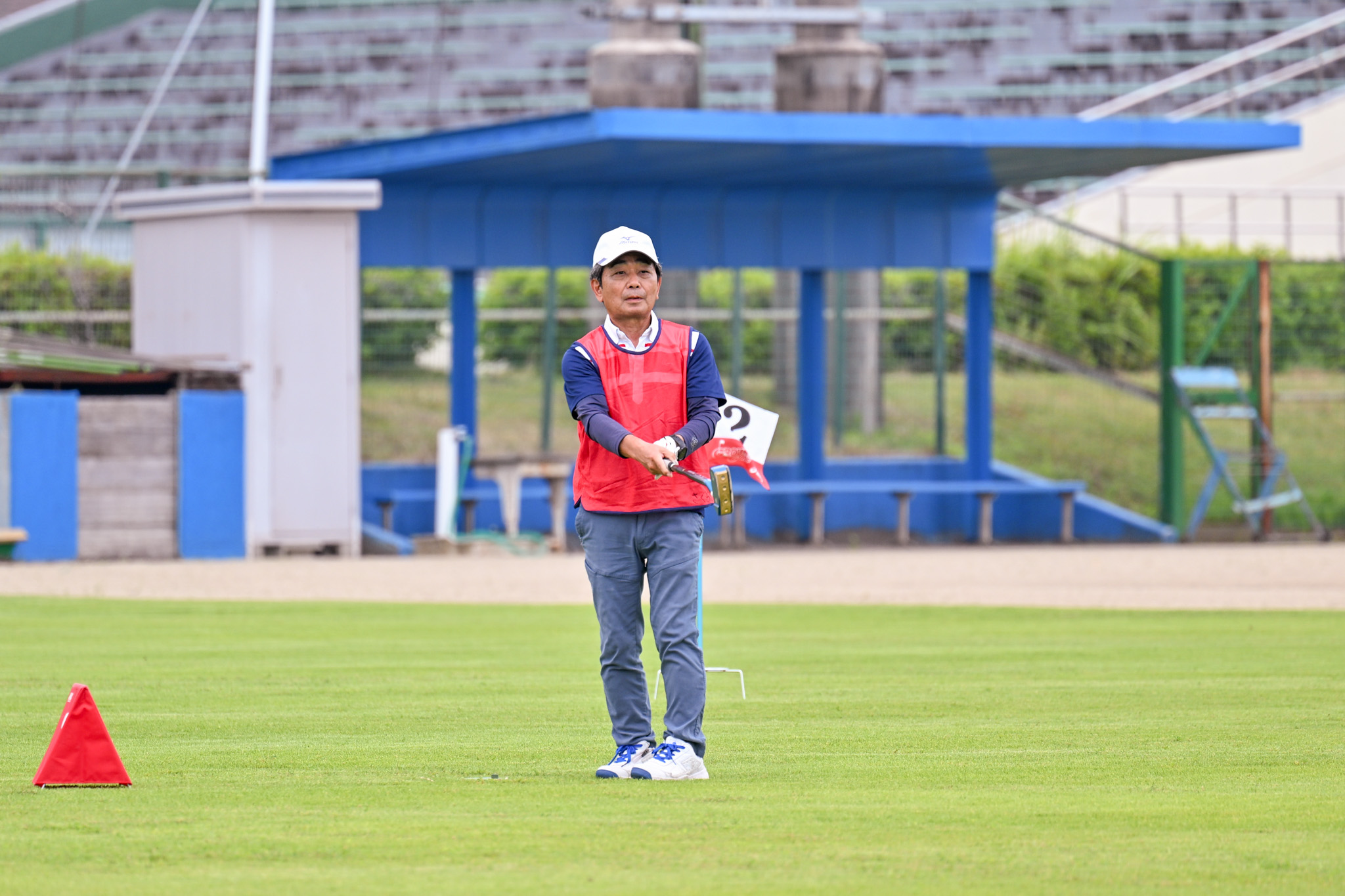 選手は慎重にショットを放ち、ボールの行方を見守る表情には、緊張と期待が入り混じっていました。