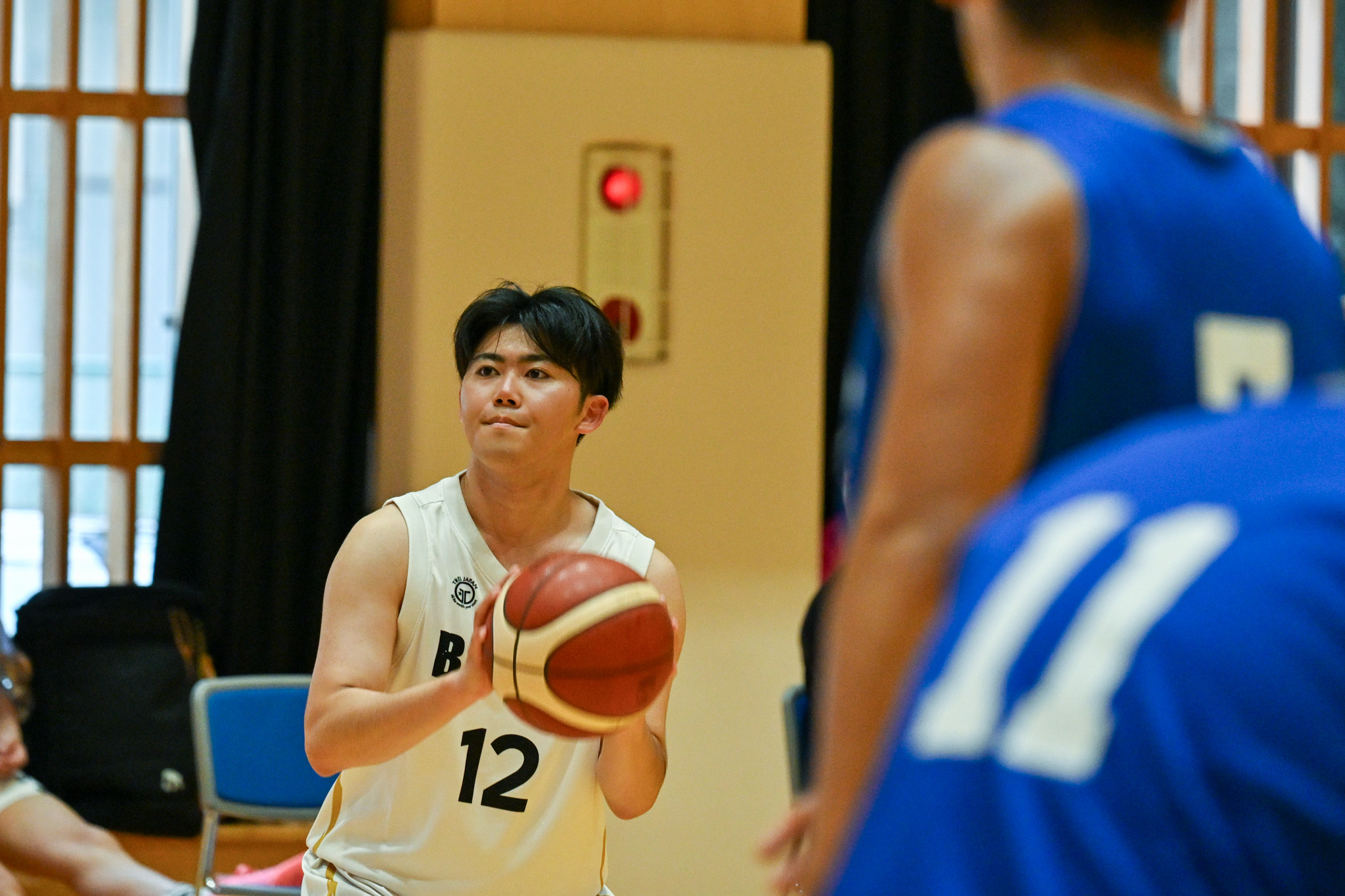 バスケットボールの試合はリーグ戦方式で行われ、試合は4ピリオド制で、間に短い休憩とハーフタイムを挟みながら進行。選手たちは息を切らしつつ熱戦を繰り広げました。写真は、仲間へのパスを狙う選手の一瞬を捉えたものです。

