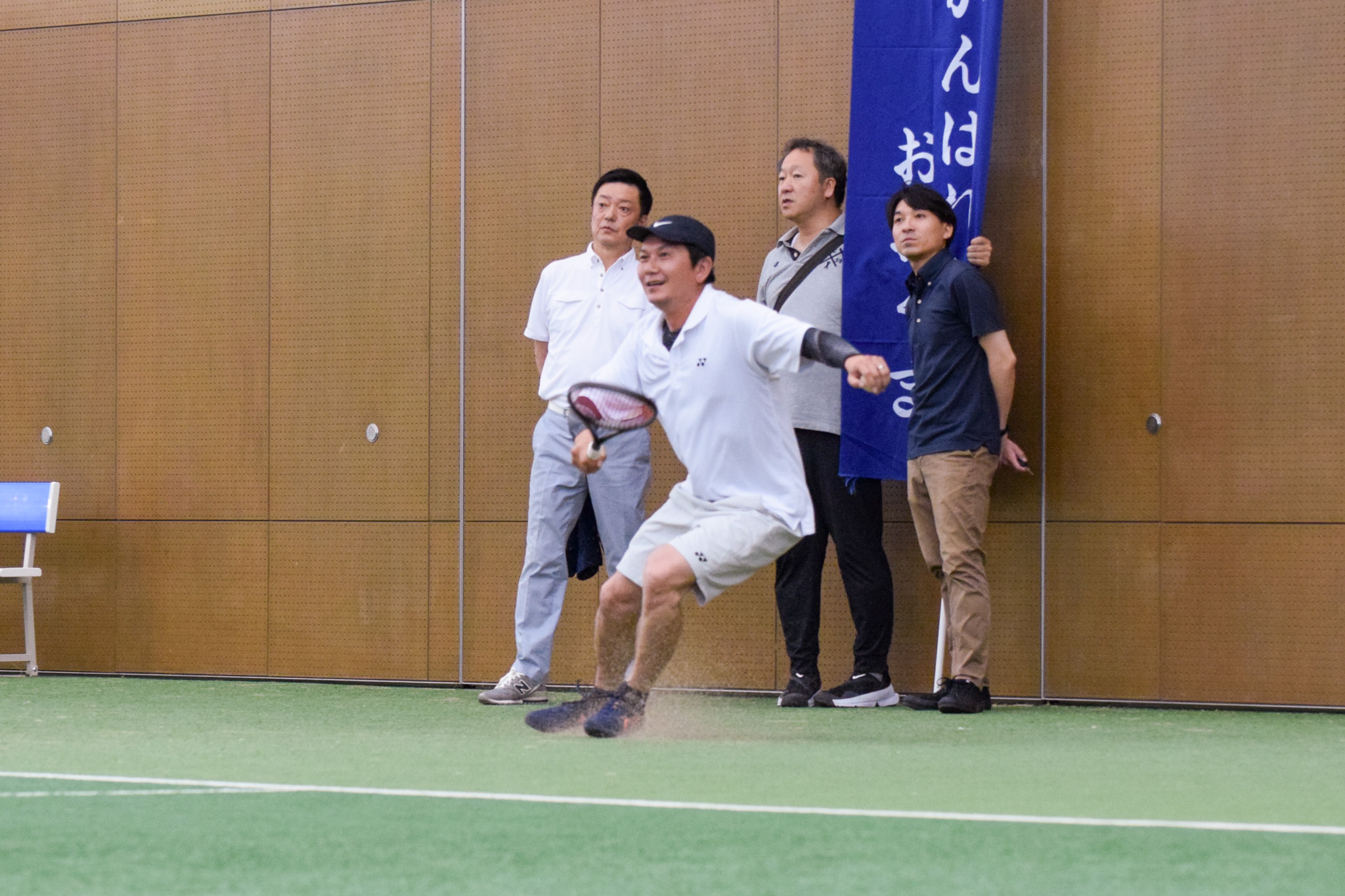相手からの返球にすばやく反応し、必死にボールを追う選手。一球に懸ける集中力と粘り強さが伝わってくる場面です。