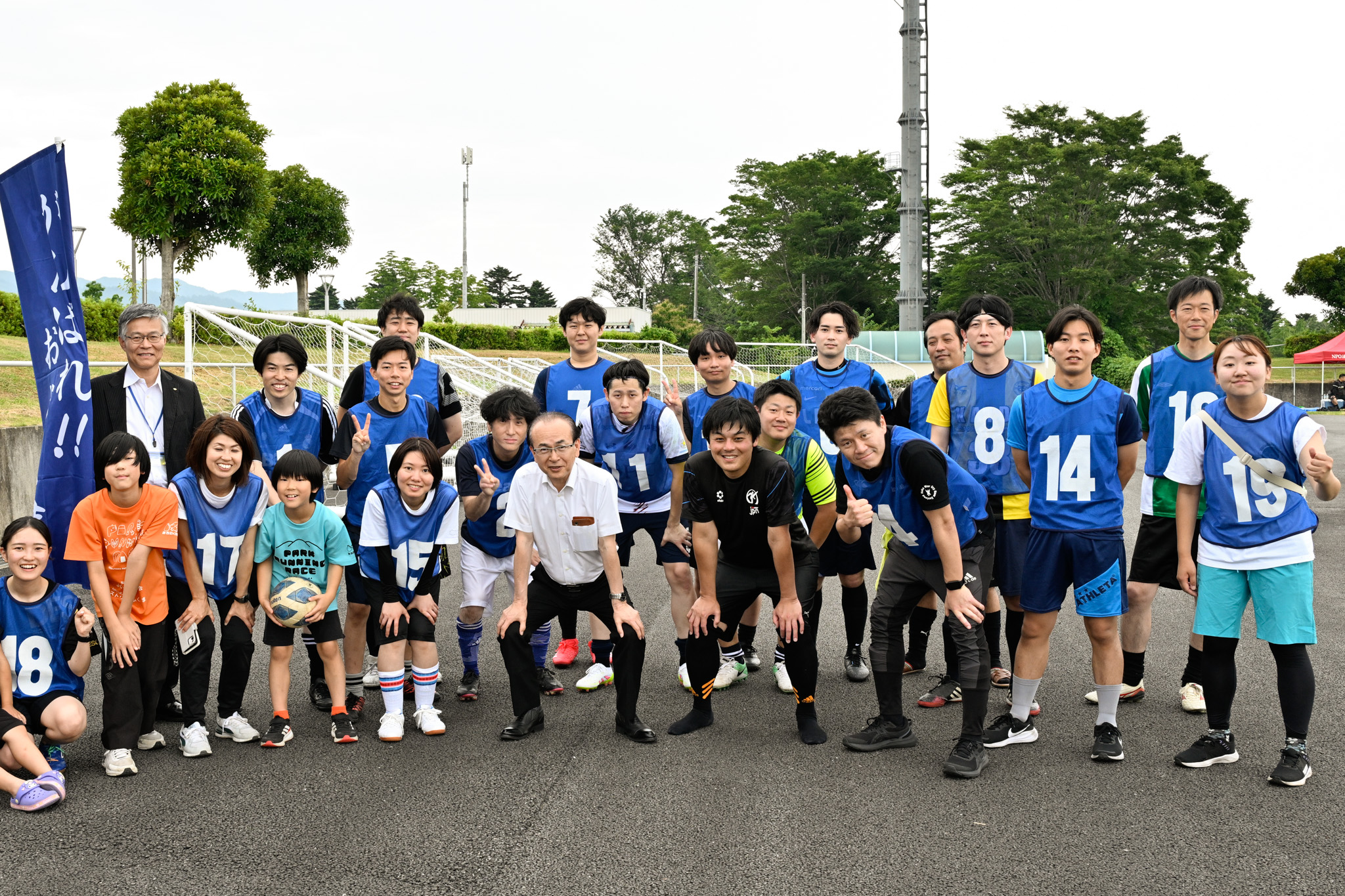 今年から新競技としてサッカーが加わり、町チームは選手募集から始動。入賞は逃しましたが、熱戦を繰り広げました。試合後には、町長や家族とともに安堵の表情を見せる選手たちの姿が写っています。