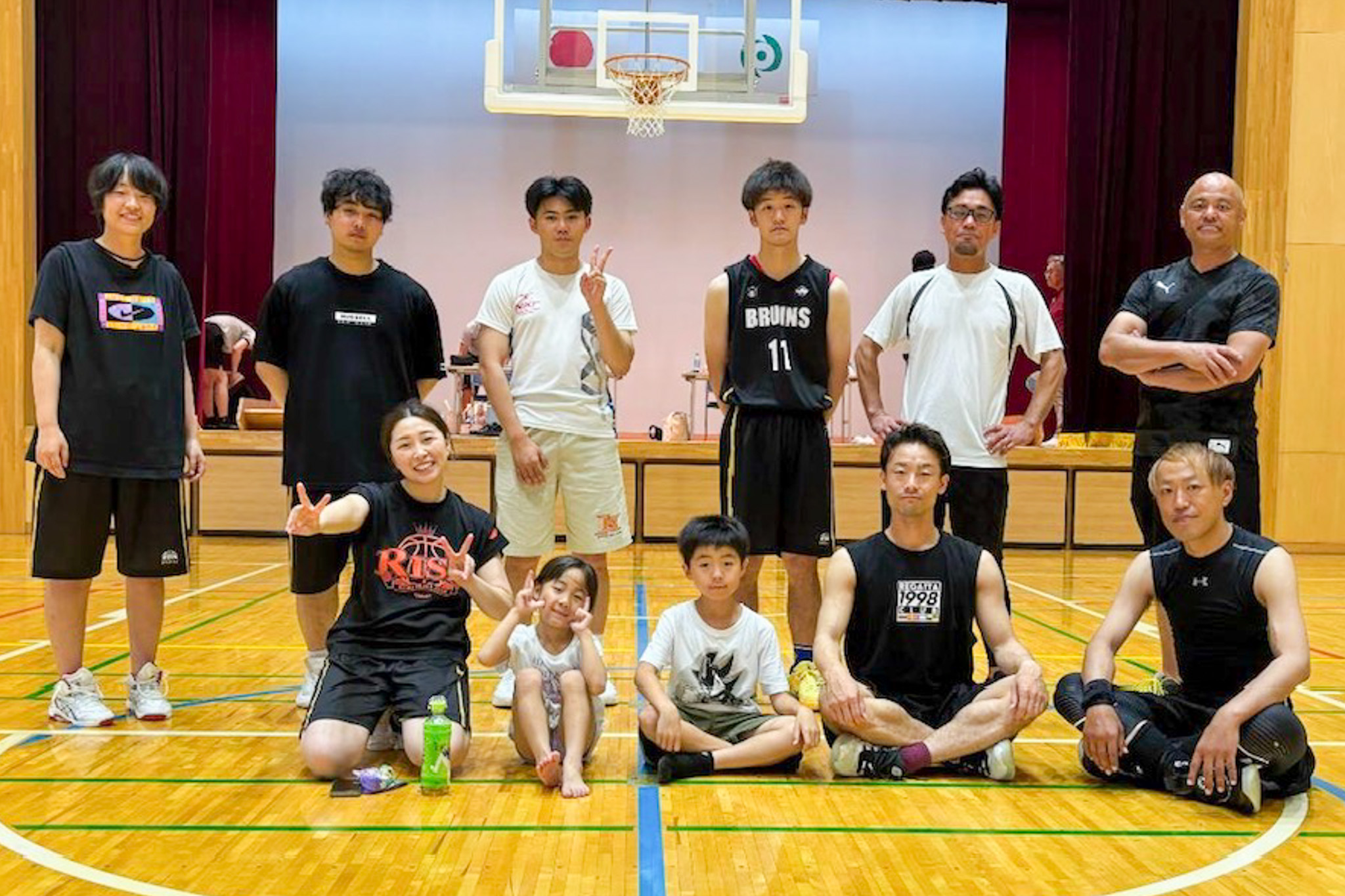 熱戦を戦い抜いた町チーム。試合後の集合写真には、ホッとした表情が並びます。