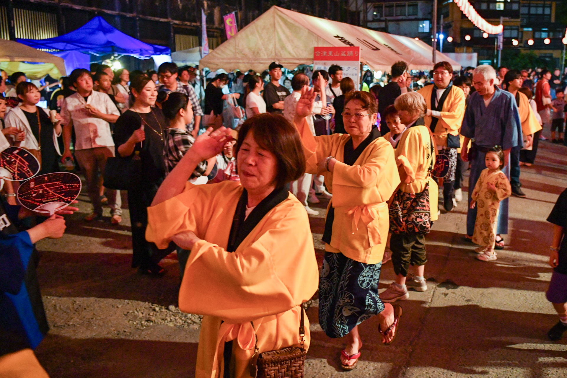 盆踊りを踊る大熊町民ら