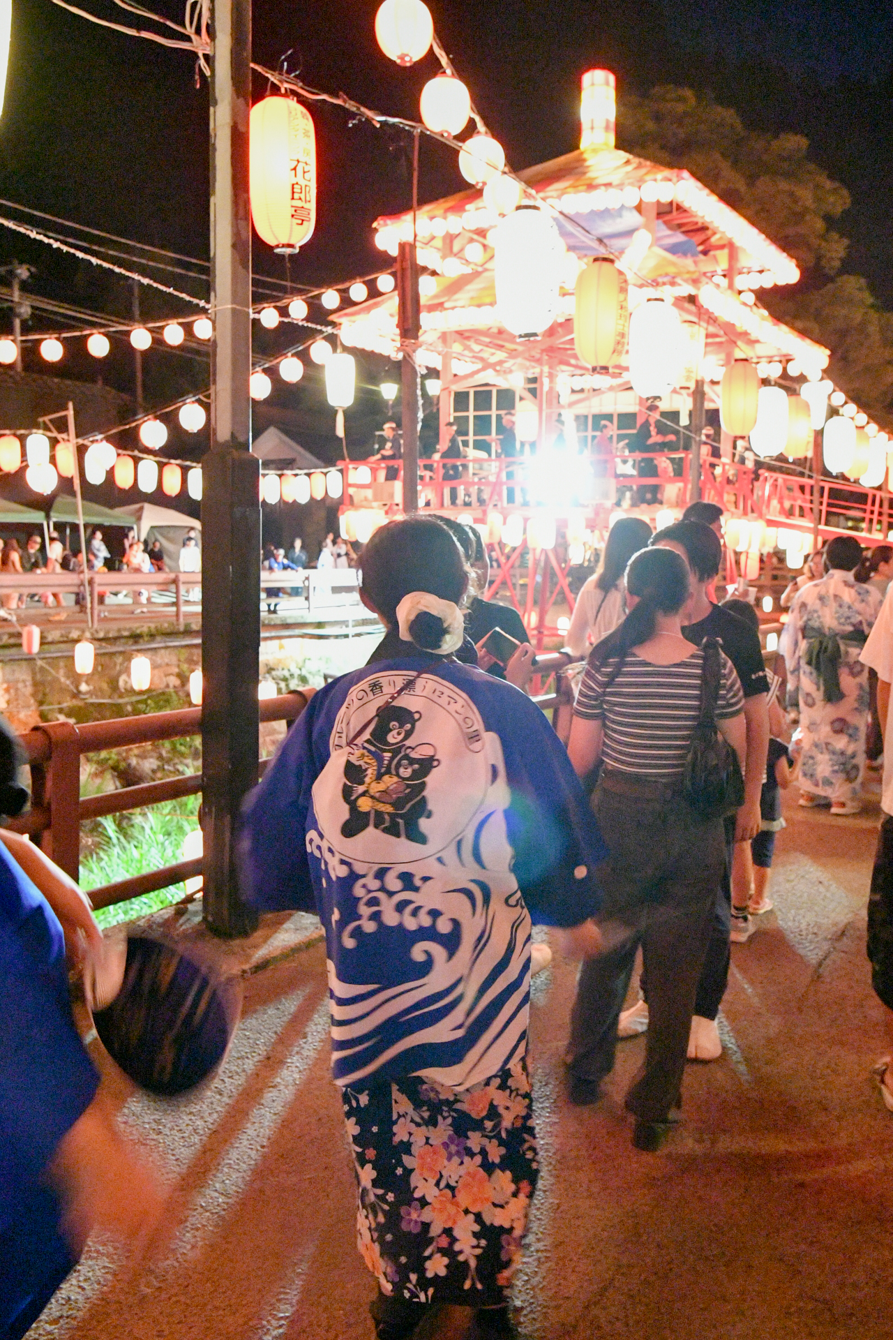 町キャラクターの法被を身に着け、会津若松市民らと踊った町関係者