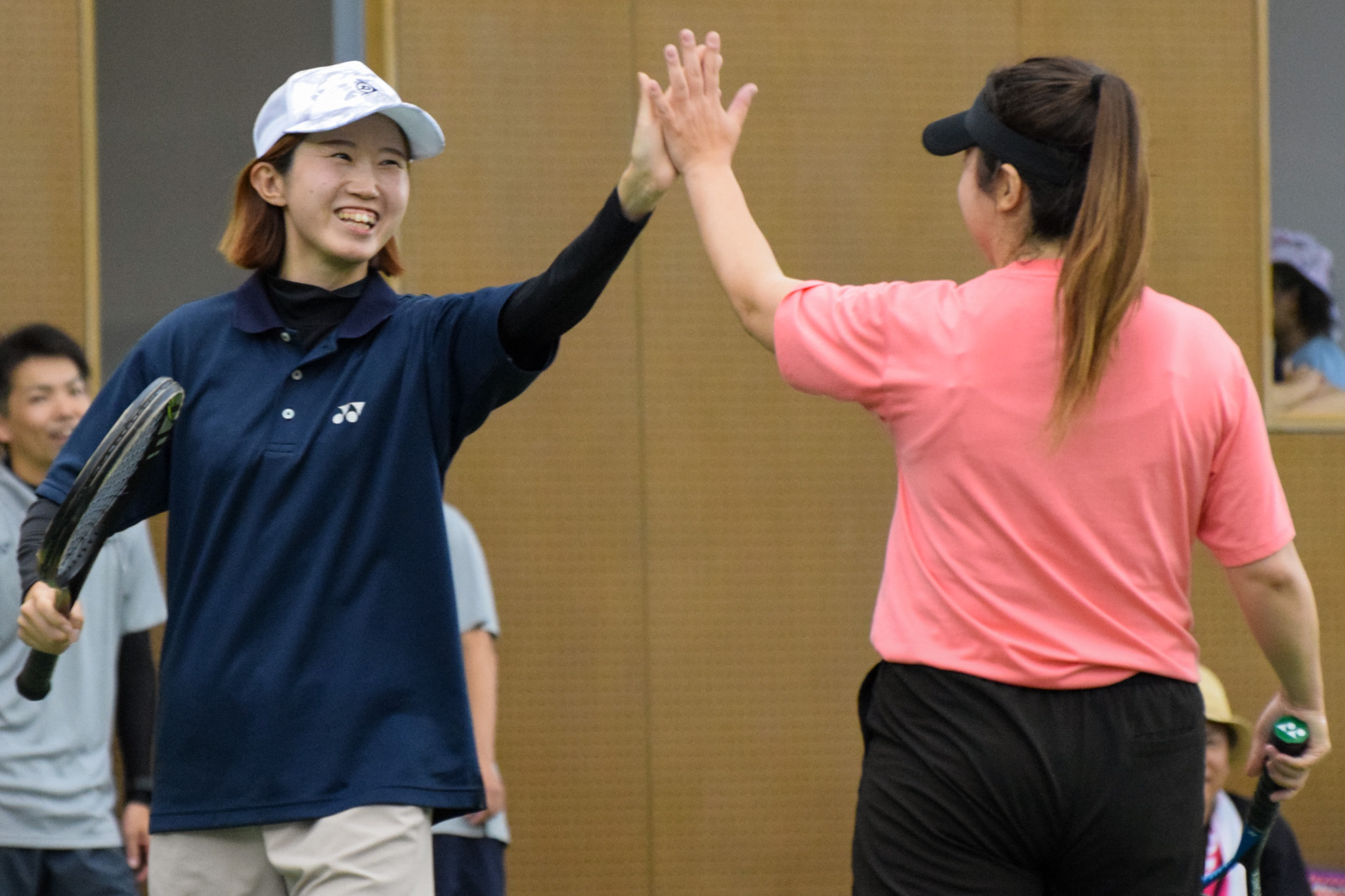ナイスプレーの直後、笑顔でハイタッチ