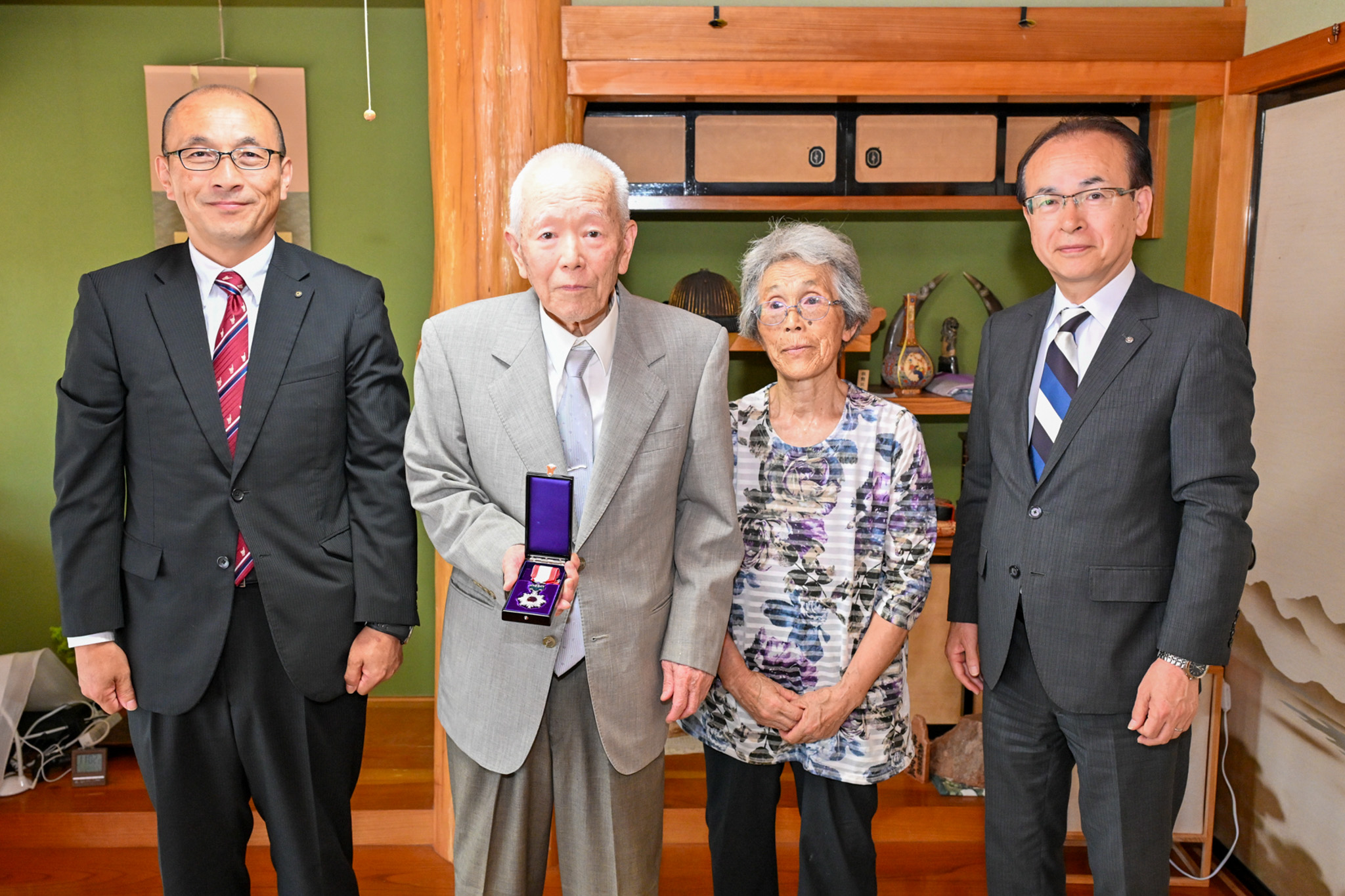 受賞の記念写真に収まる渡辺さんご夫妻（中央2人）