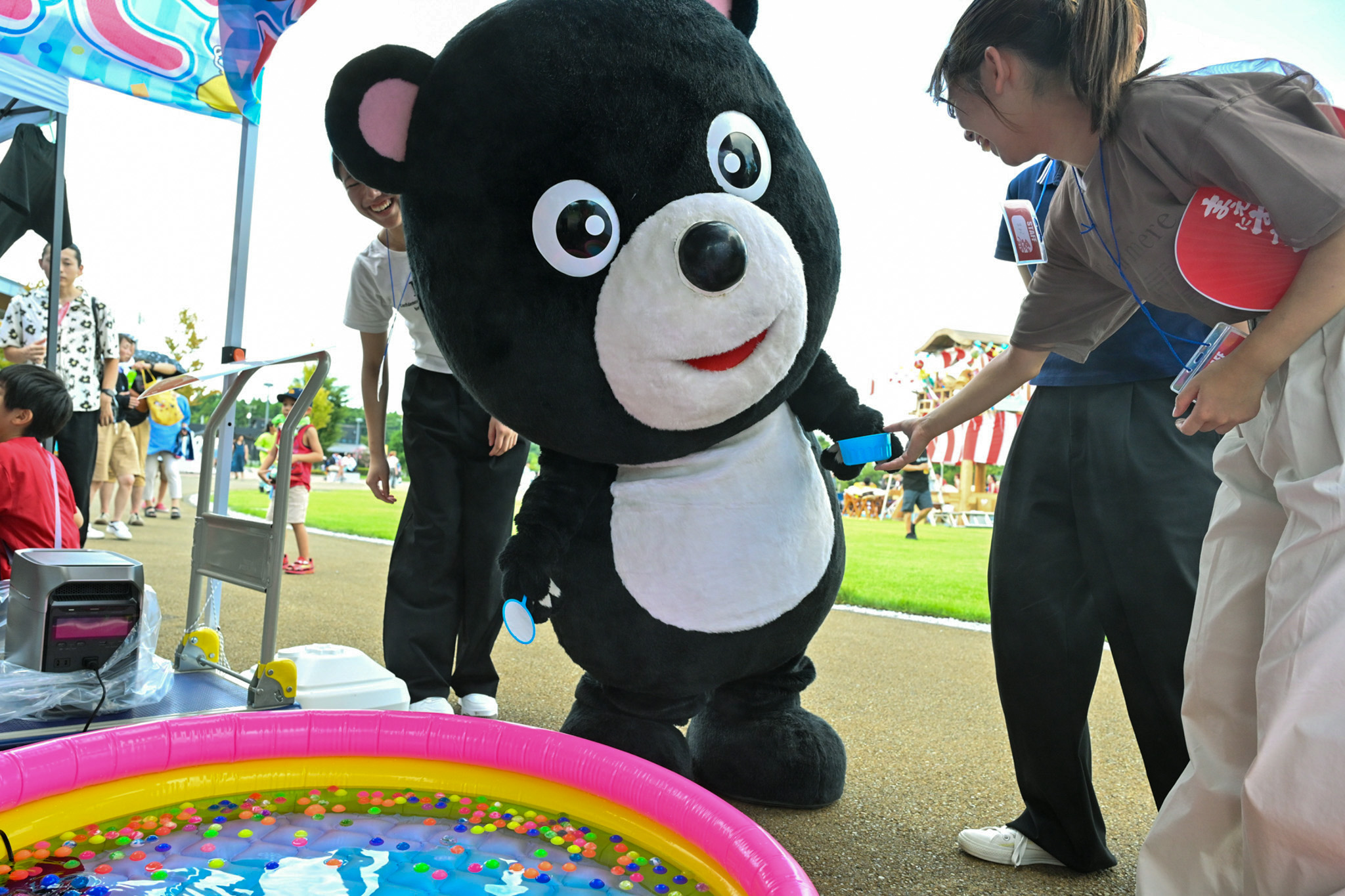 町のマスコットキャラクター・まあちゃんがスーパーボールすくいに挑戦。スタッフから道具を受け取り、やる気に満ちた表情でスタート！さて、結果は？