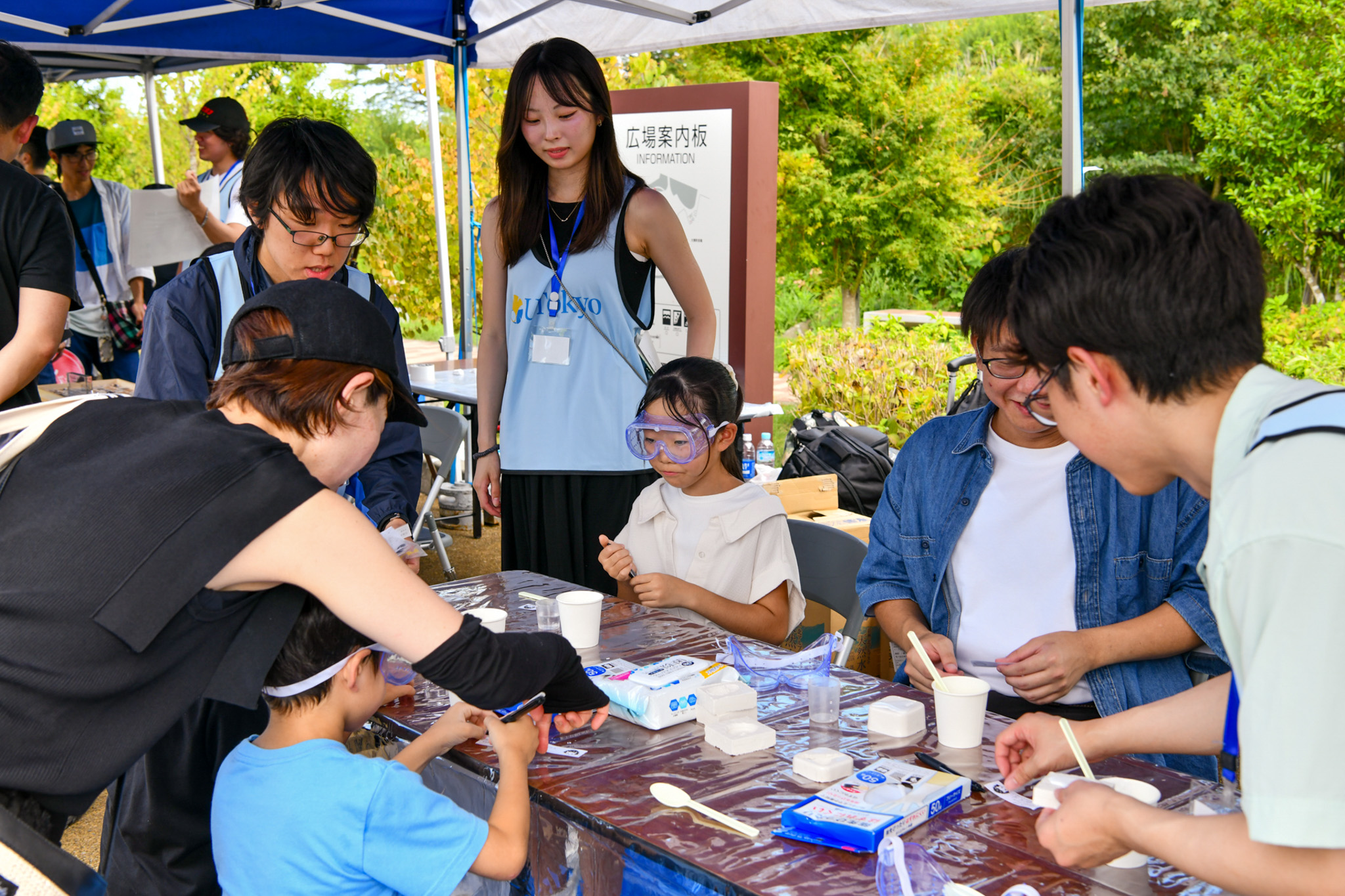 東京大学の学生による化学実験ブースには多くの子どもや保護者が訪れ、説明を受けながら初めての体験を楽しみました。ゴーグルをつけた子どもは、実験への期待に目を輝かせていました。