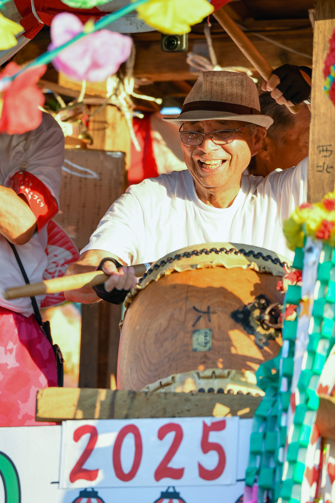 仮装盆踊り大会では、行政区ごとのお囃子が披露されました。写真には、ノリノリで太鼓を叩く奏者の姿が写っています。