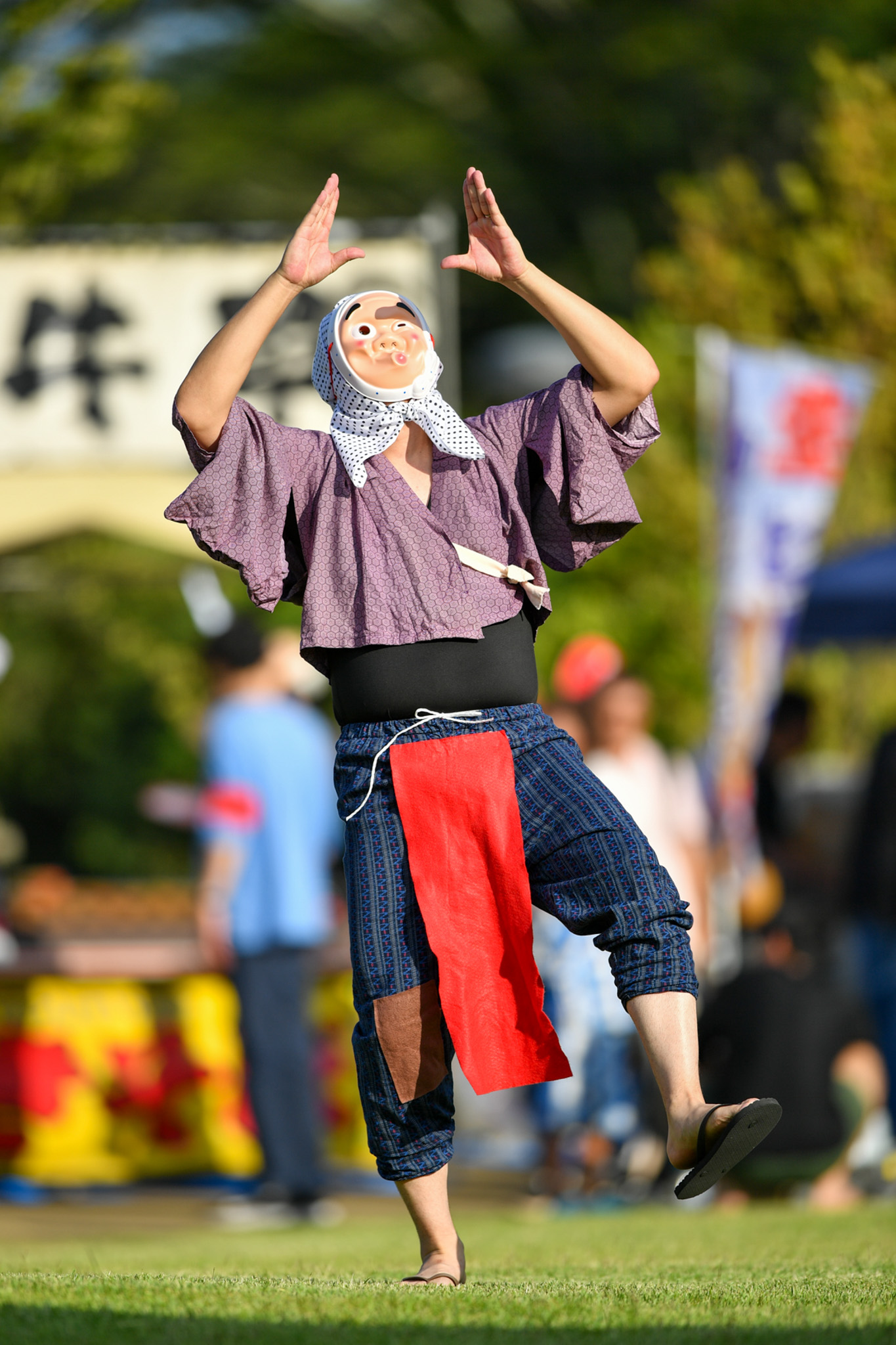 昨年のなつ祭りで初披露された、大川原地区の「たにし踊り」が今年も披露されました。子孫繁栄を願う踊りとして、かつては結婚式などで踊られていたそうです。町役場の有志が手作りのひょっとこ衣装をまとい、宗像実行委員長の歌に合わせて、心を込めてにぎやかに踊りを披露しました。