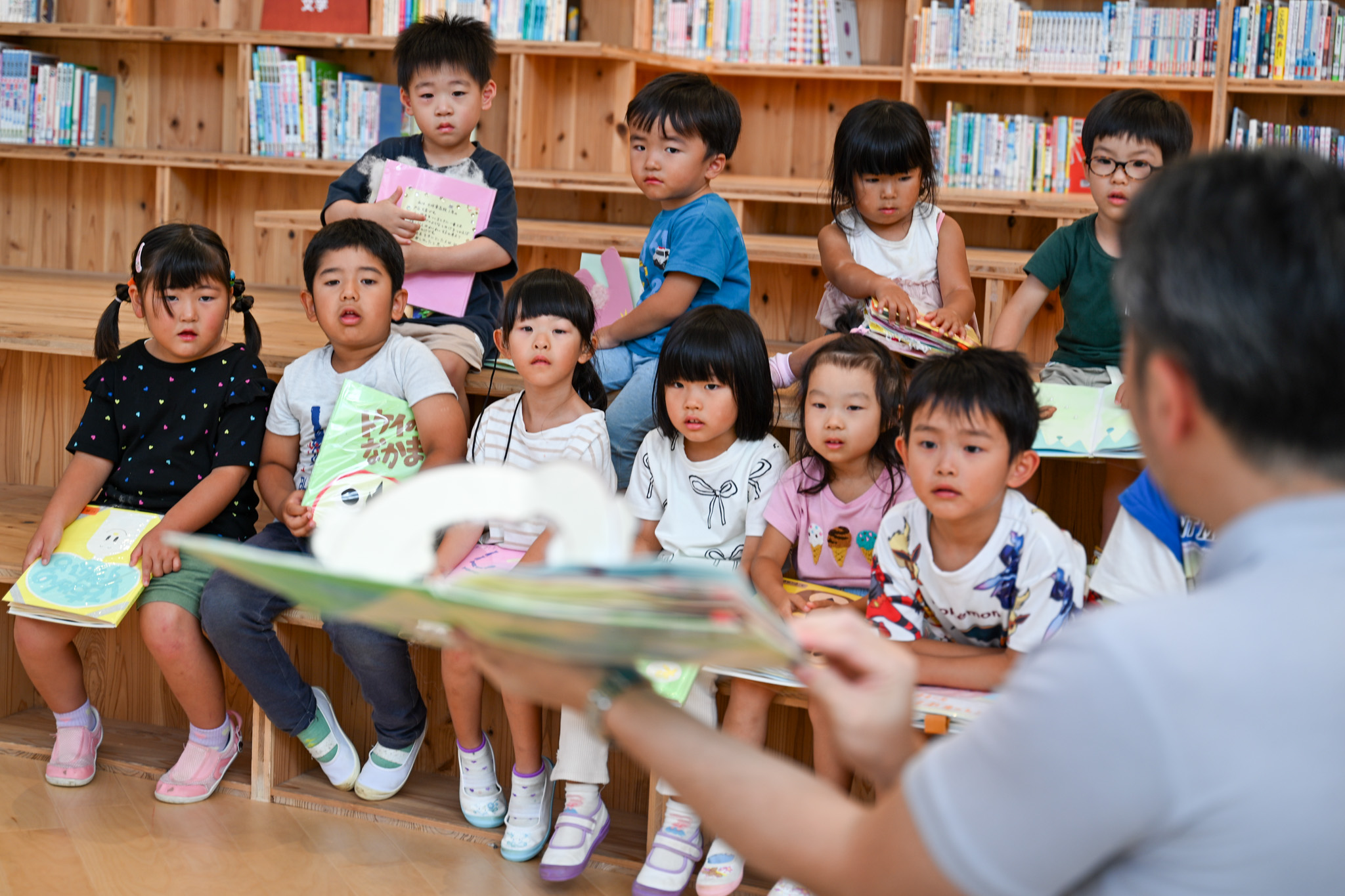 先生の読み聞かせに聞き入る園児たち