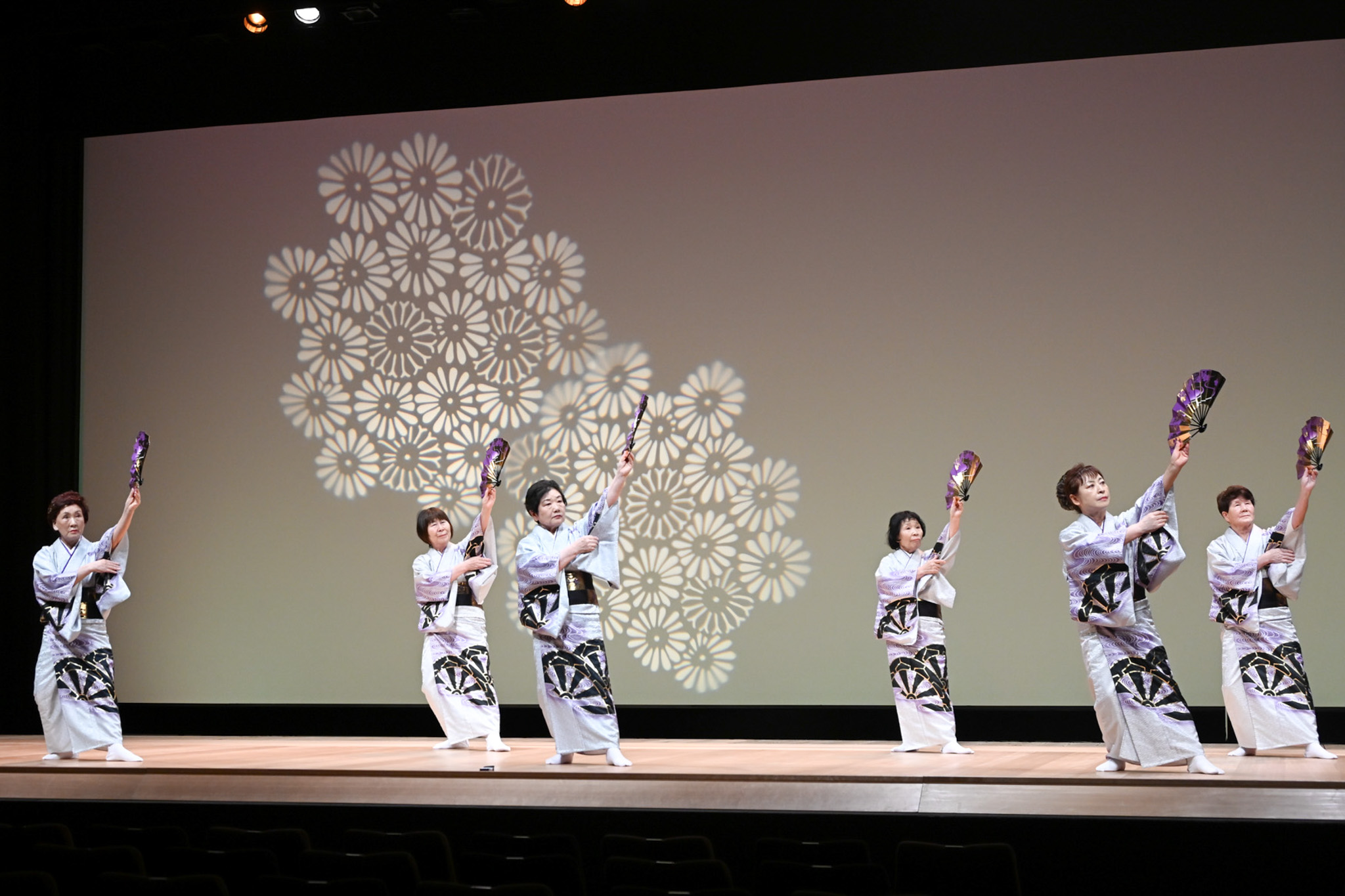 そろいの衣装で華麗な舞を披露した出演者ら