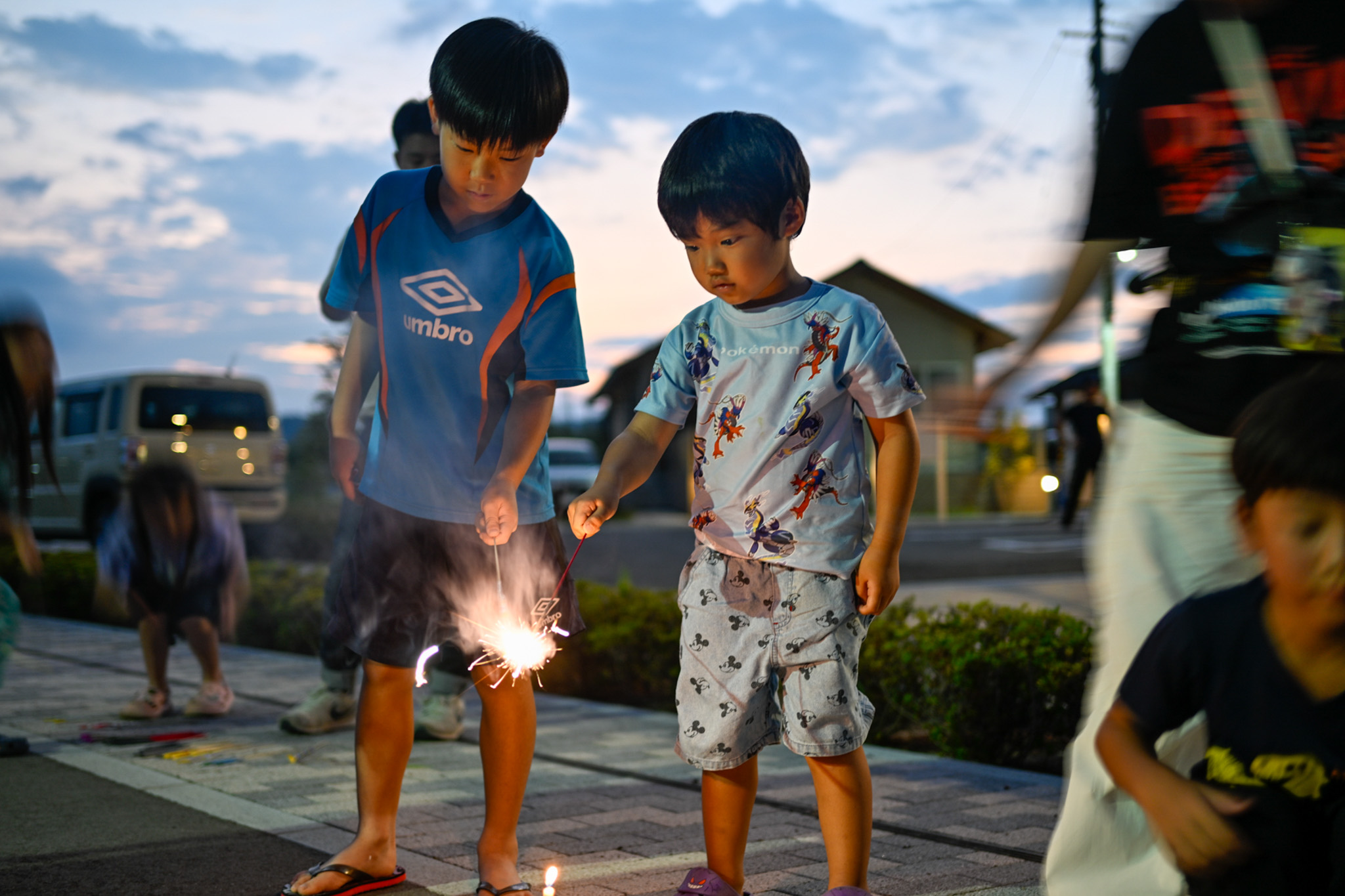 手持ち花火を楽しむ子どもたち