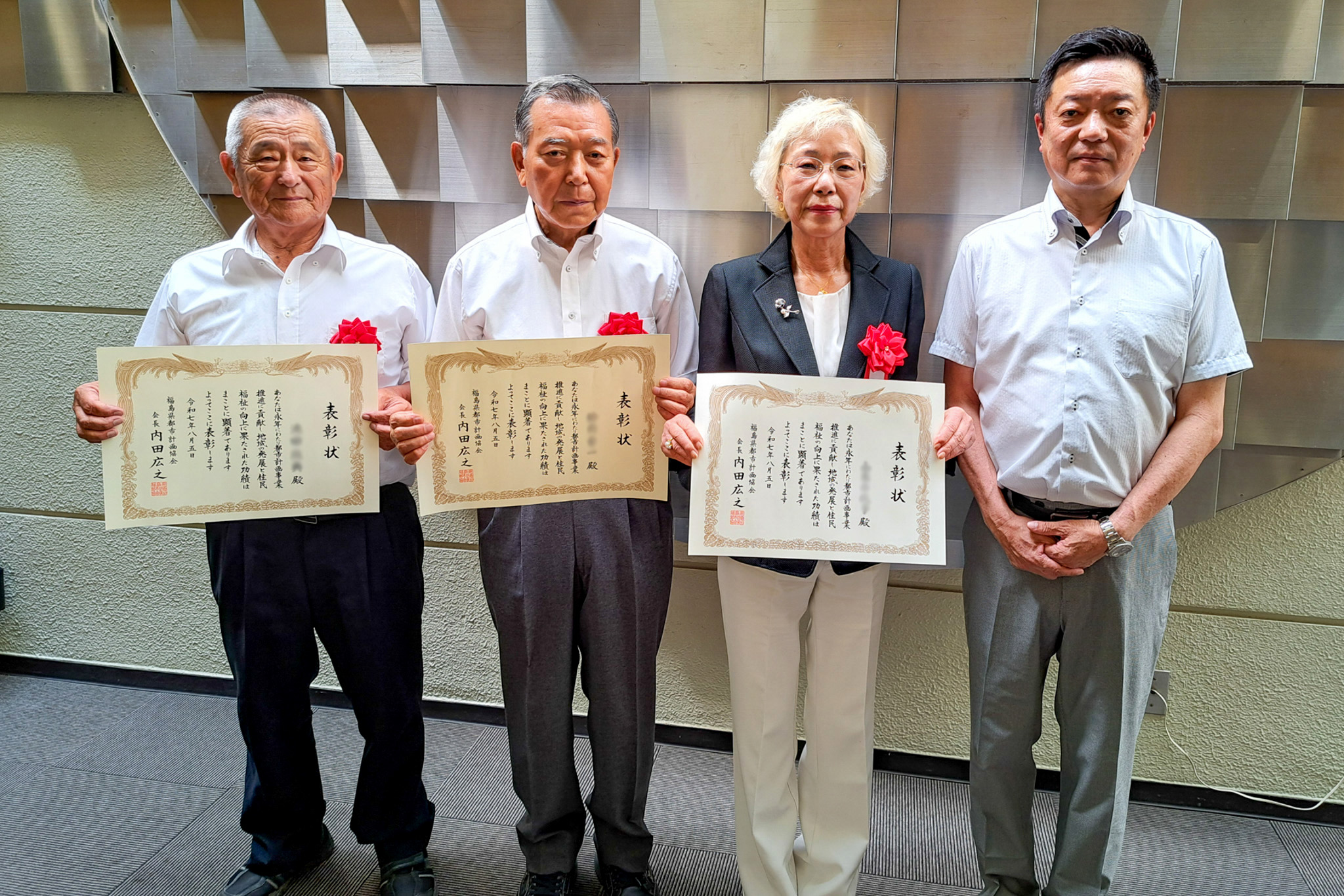 長年の功績に表彰を受けた（左から）池田さん、鈴内さん、山本さん