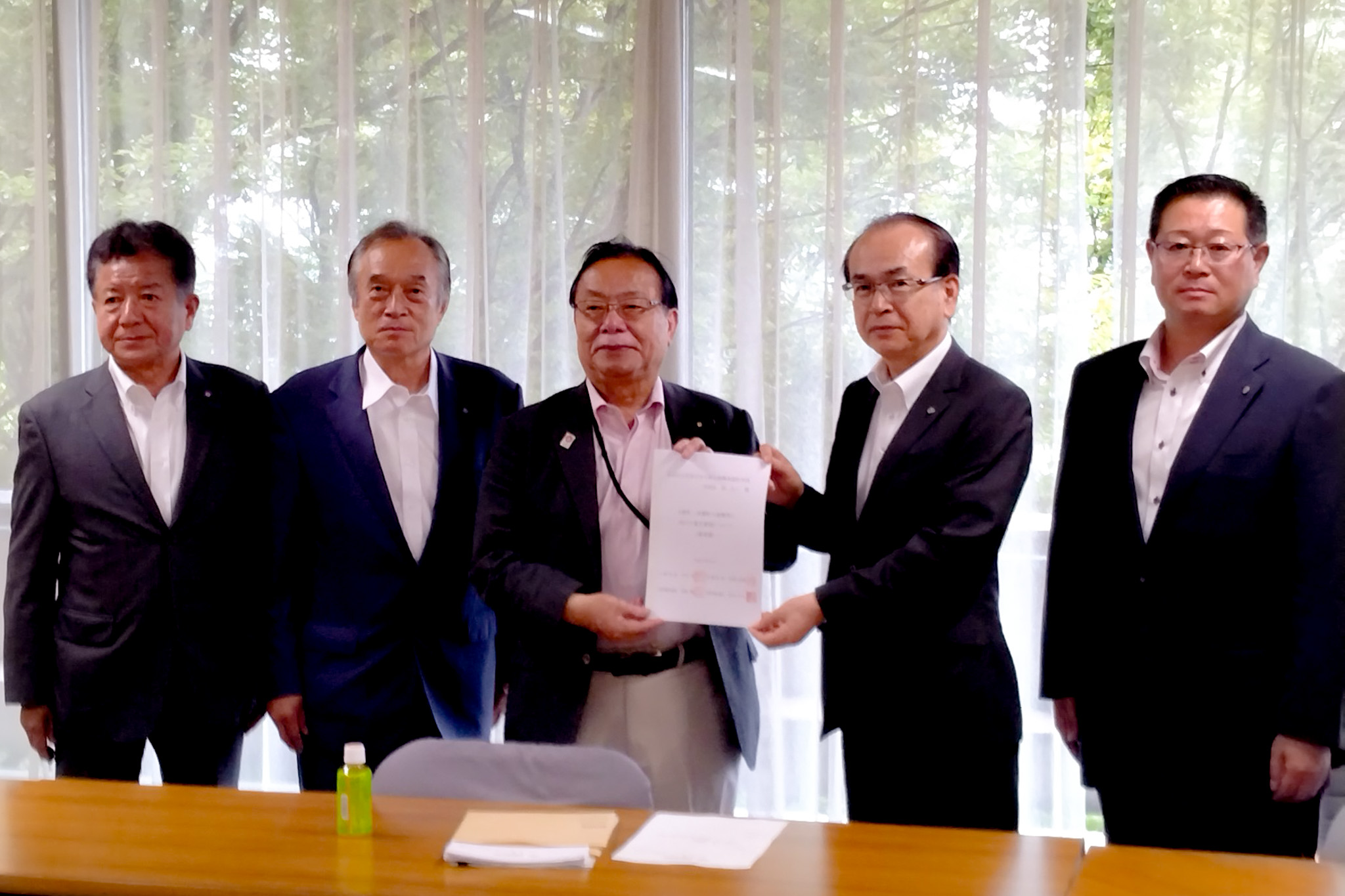 自民党への要望書手交