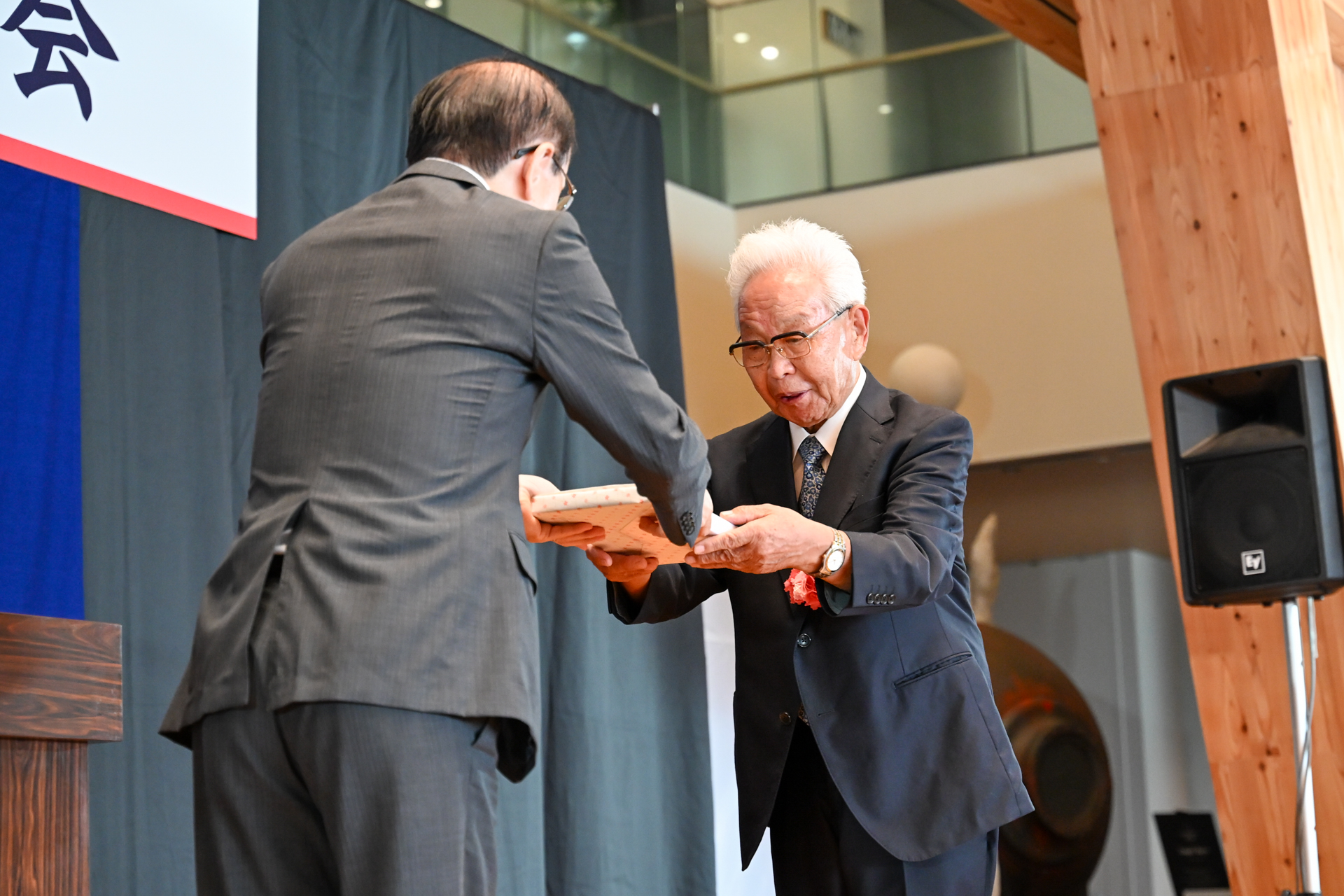 夫沢1区・吉田信夫さんが米寿を迎え、町から表彰