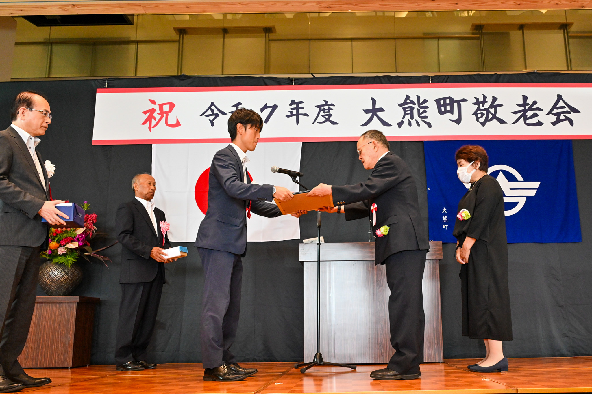 福島県老人クラブ連合会と福島民報社が、 金婚式の8組を表彰