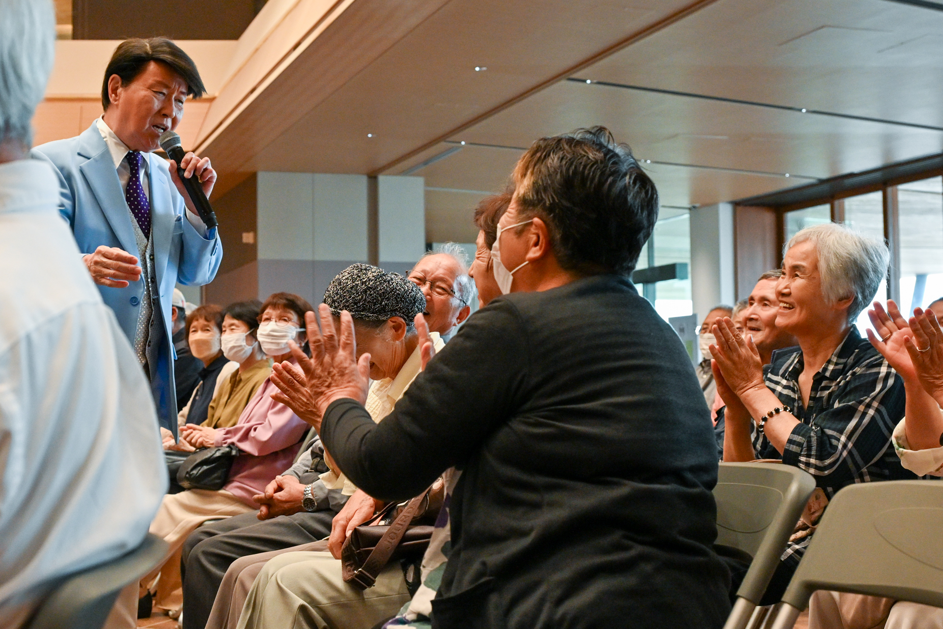 三善英史さんが客席で熱唱、笑顔と拍手が広がる