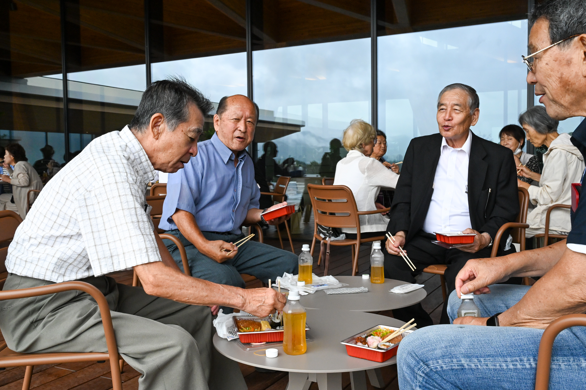 弁当を囲み、笑顔あふれる団らんのひととき