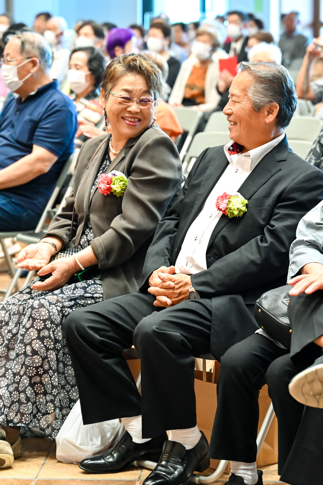 見つめ合う笑顔、仲睦まじい金婚のおふたり