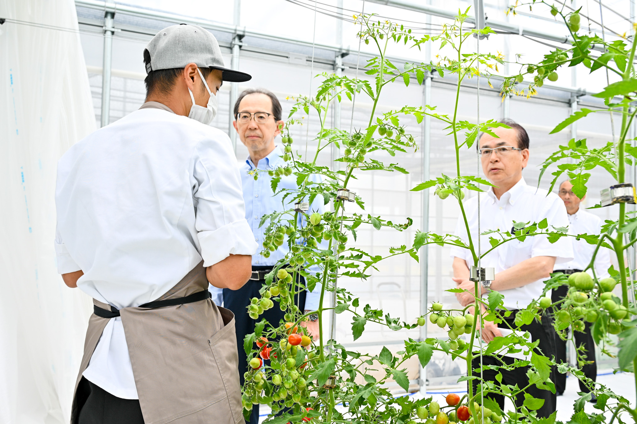 施設長から説明を受けた内堀知事と吉田町長