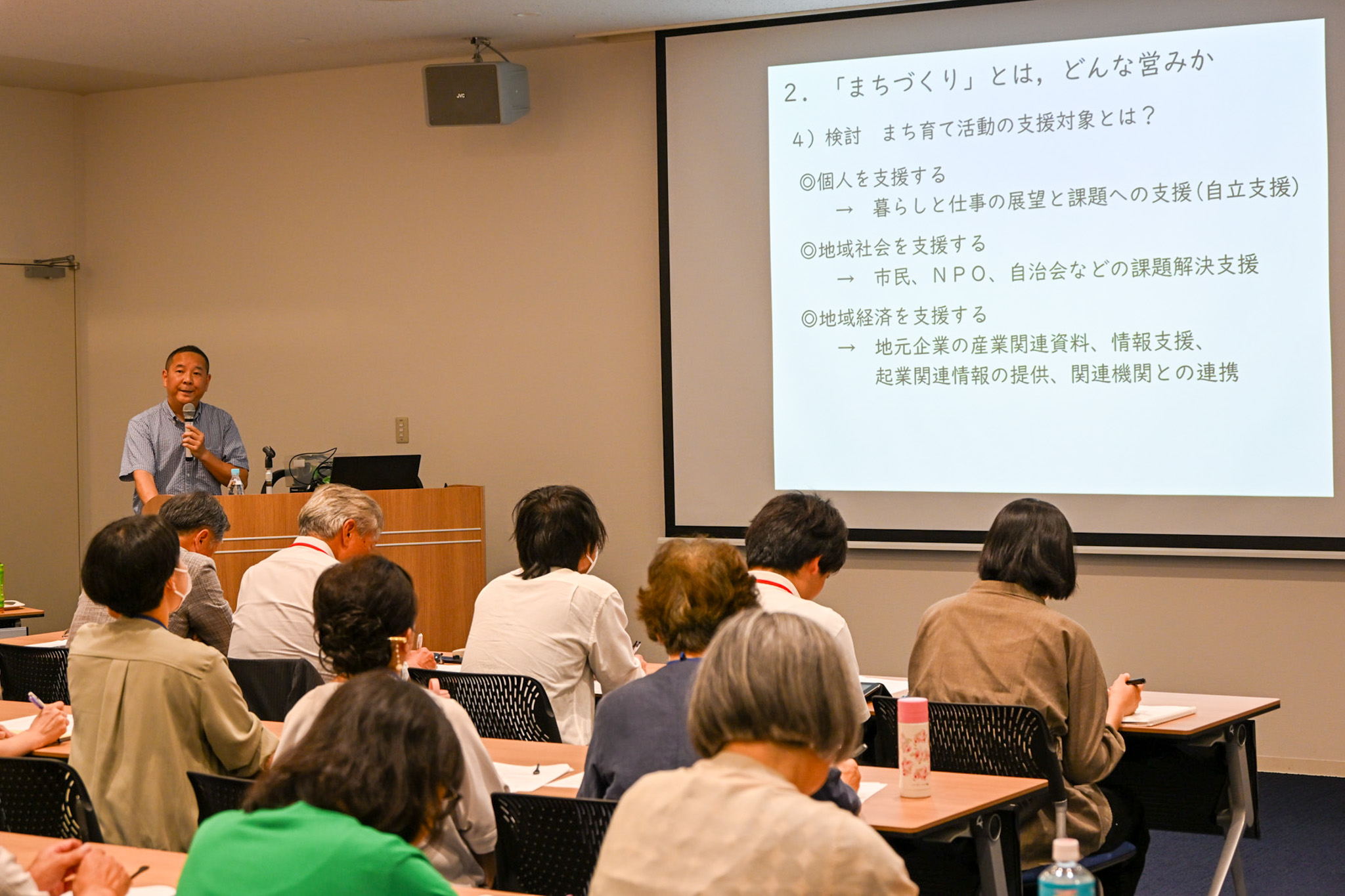 嶋田氏の講演に耳を傾ける参加者ら