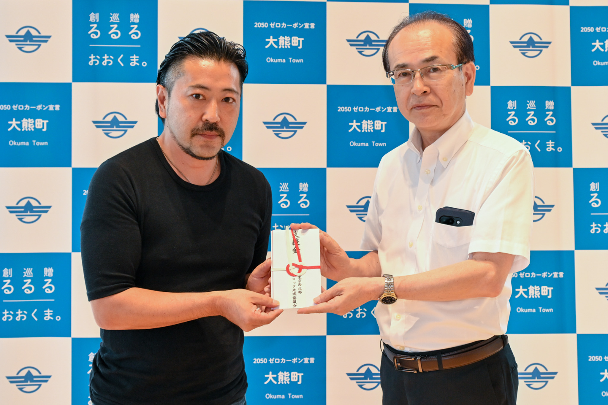 支援金を受け取る吉田町長（右）