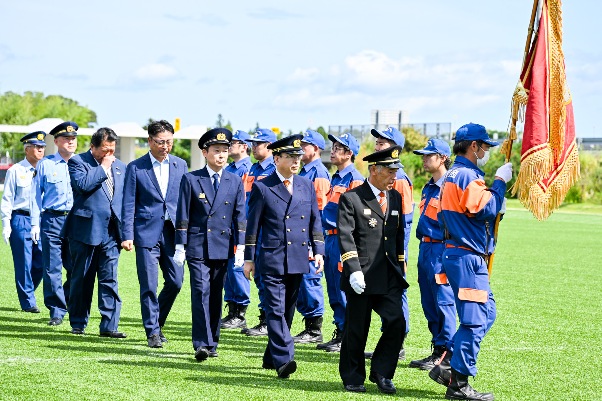 団員の点検を行う吉田町長ら