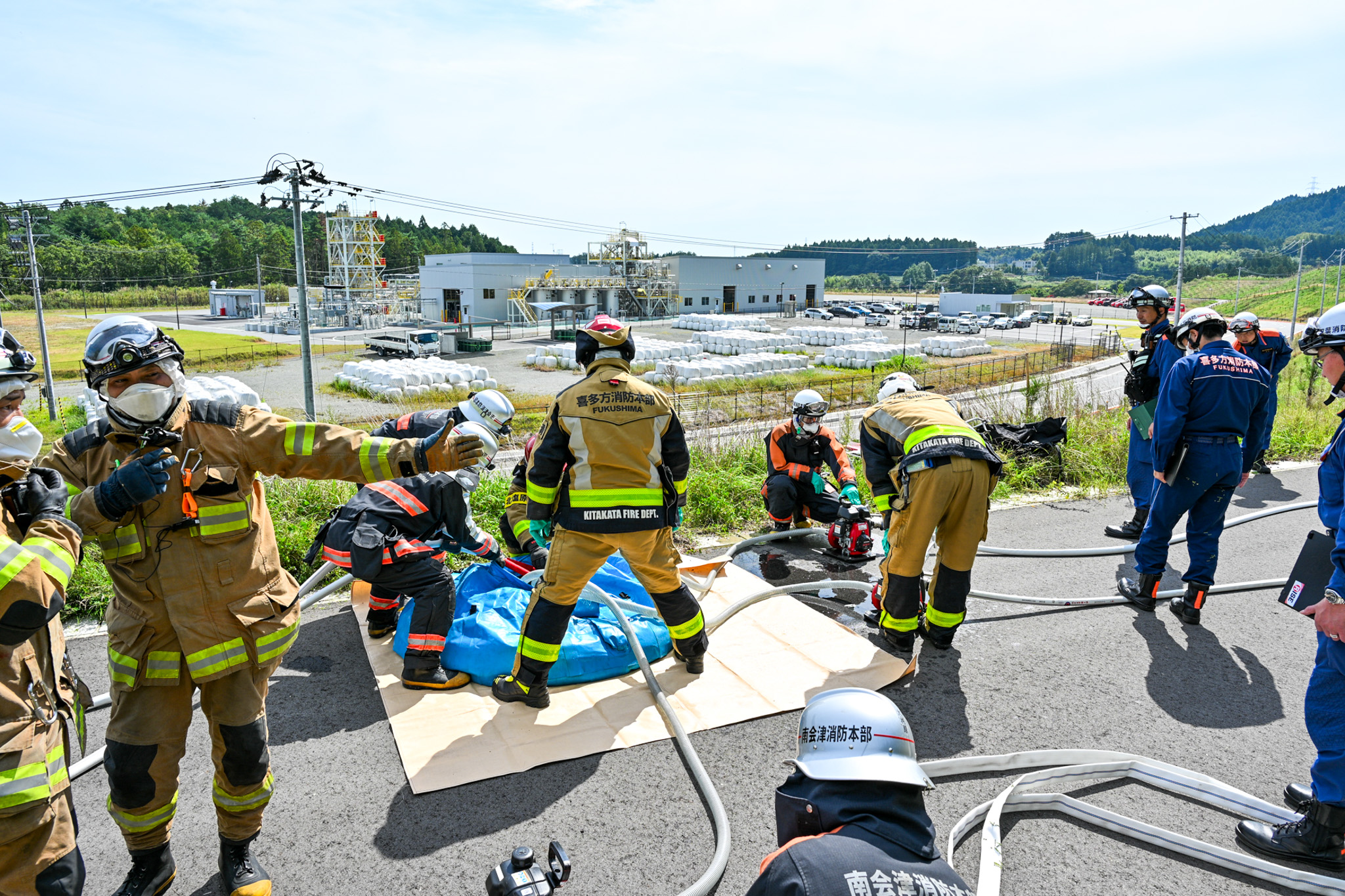 西工業団地周辺で訓練する各地域の消防職員ら