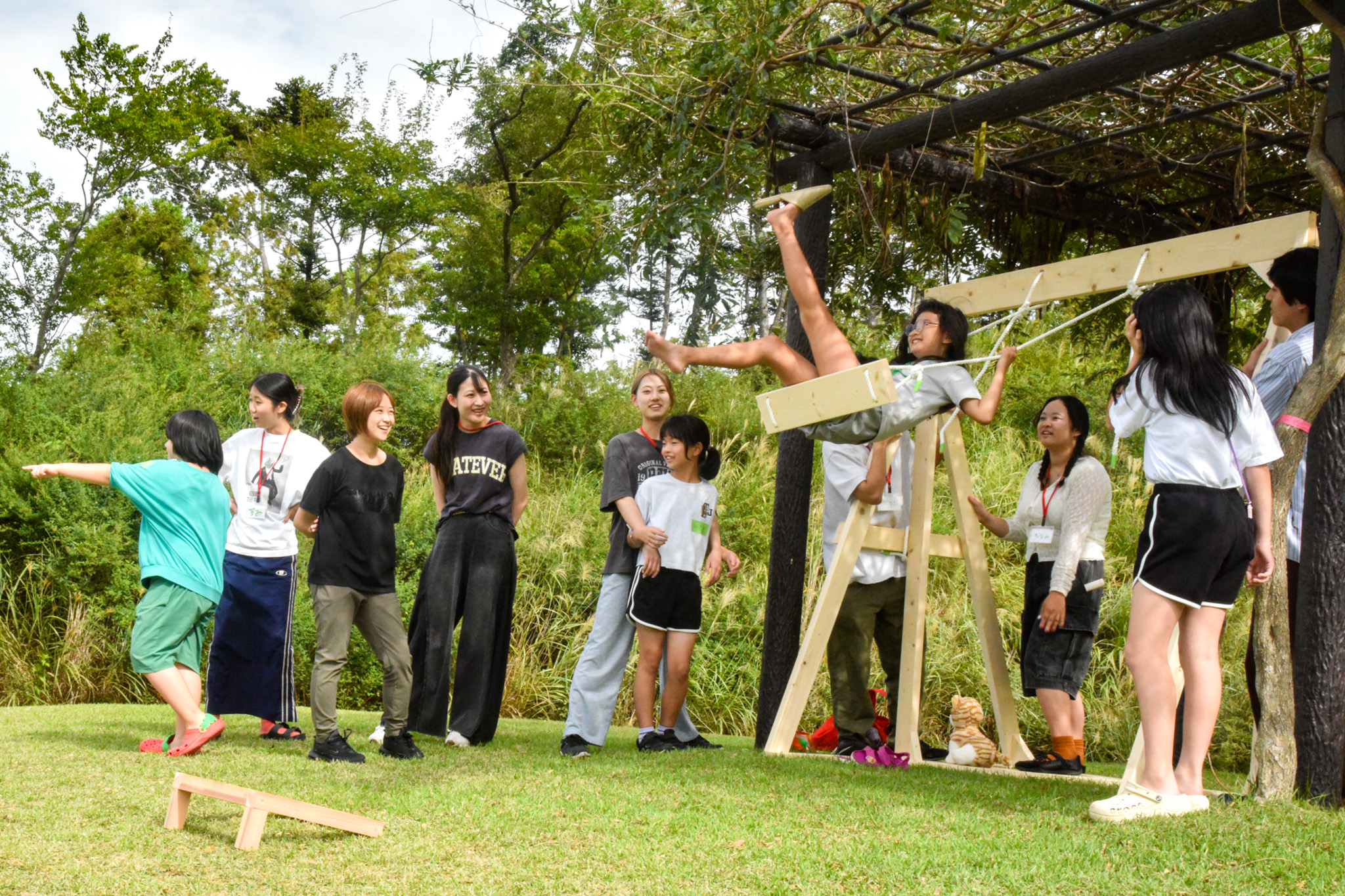 手作りのブランコで遊ぶ様子