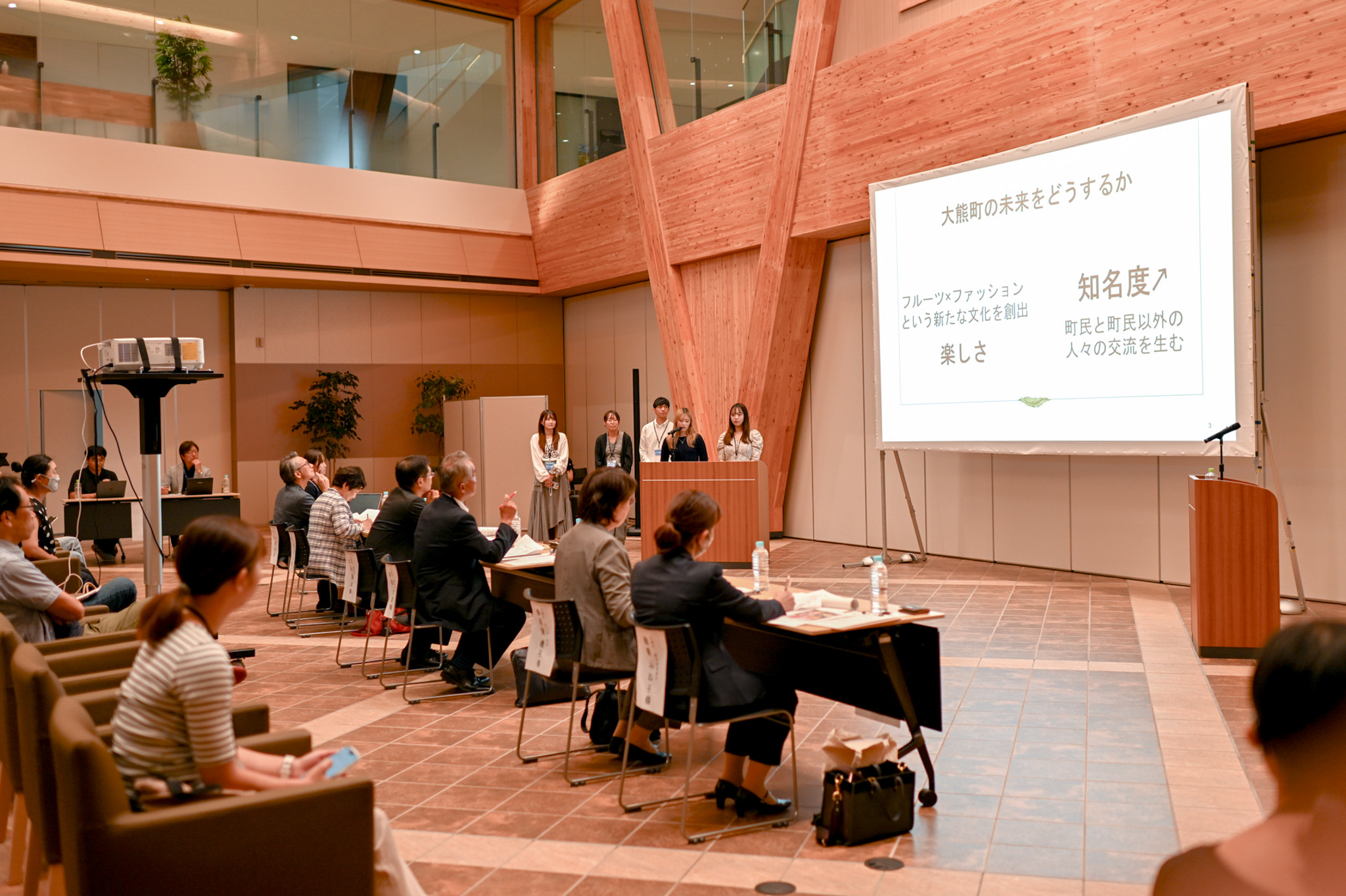 立案したテーマを発表する学生ら