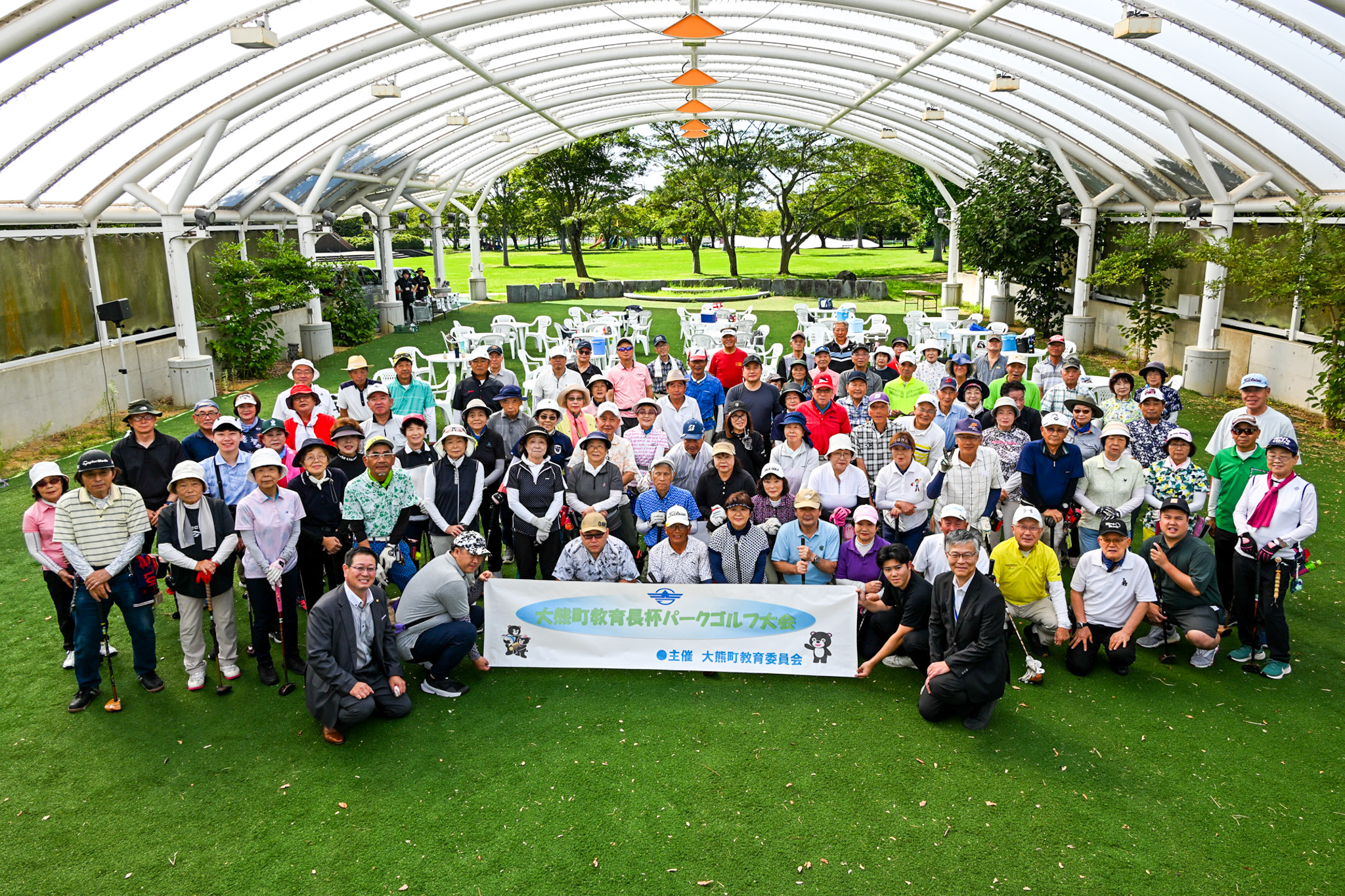 競技前の集合写真に収まる参加者ら