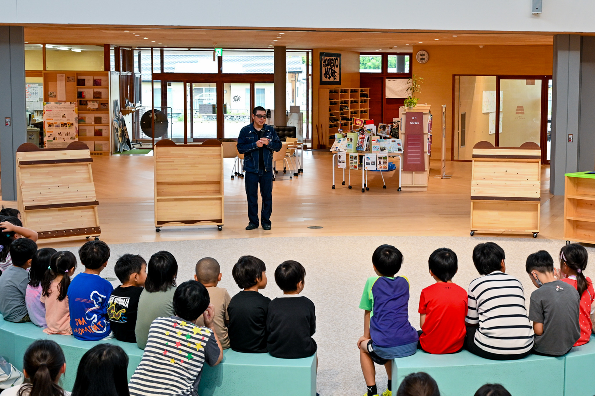 クマの本棚をお披露目の様子