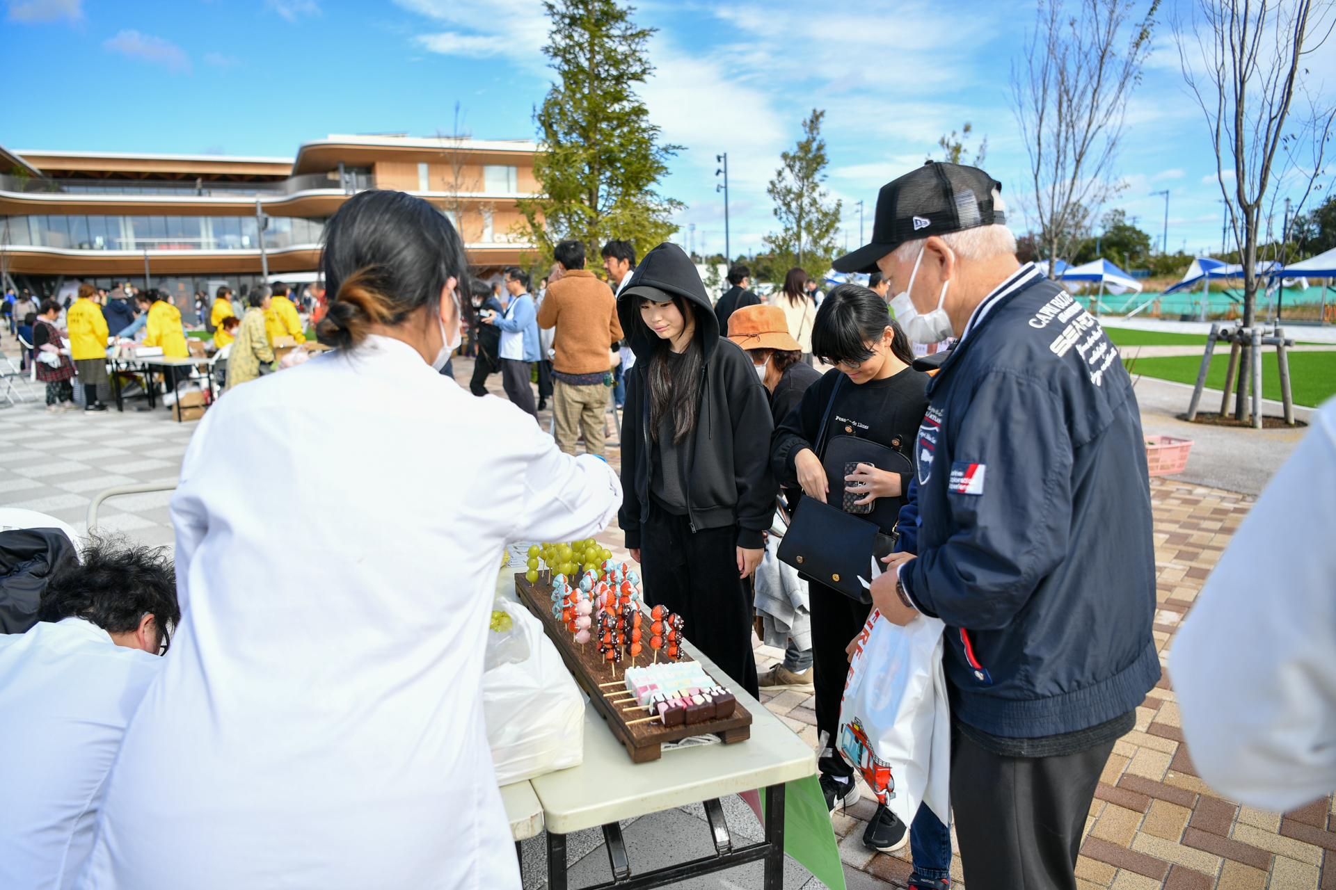 生のフルーツに飴やチョコレートを薄くかけた、パリパリ食感のかわいいデザート。お店の前には、順番を待つ人の列ができていました。