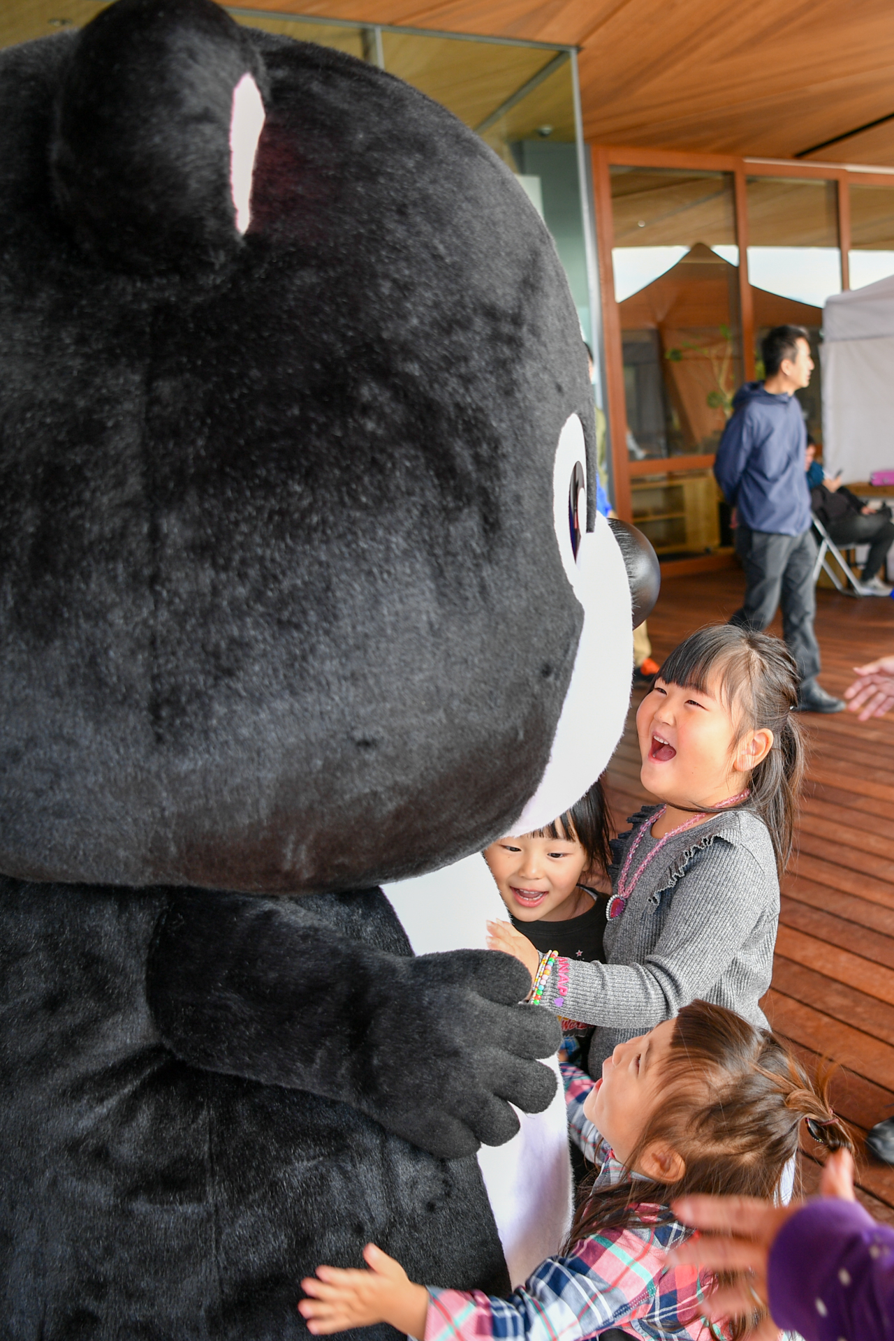 会場内では町のマスコットキャラクター・まあちゃんの姿を見つけた子どもたちが、笑顔で駆け寄り、両手を広げてお腹に抱きついたり、触ったりしていました。