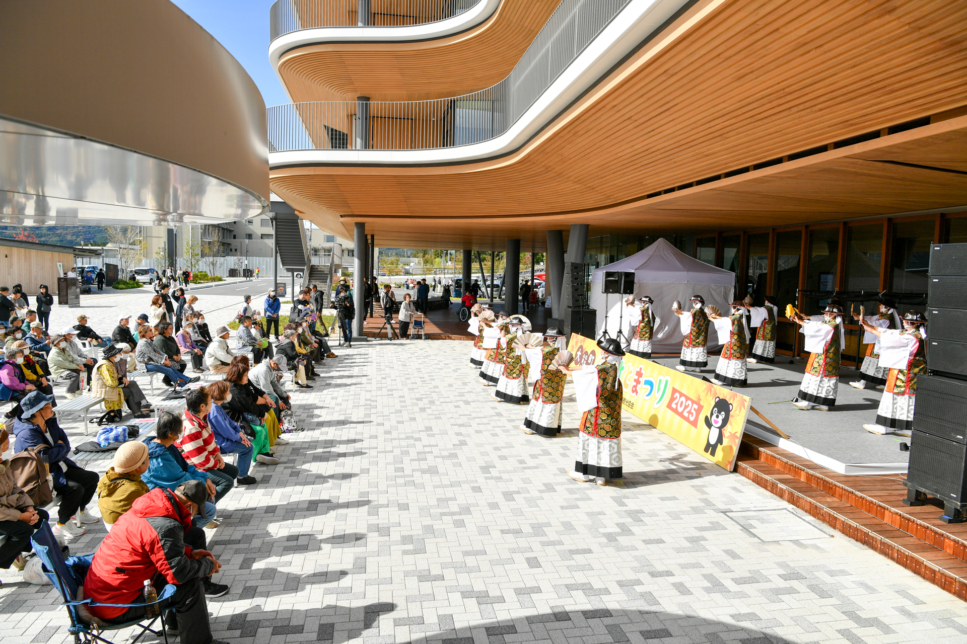 ステージ前には多くの来場者が集まり、踊り手の一挙手一投足に注目。 踊り手たちは動きをぴったりと合わせ、堂々と「相馬流山踊り」を披露しました。