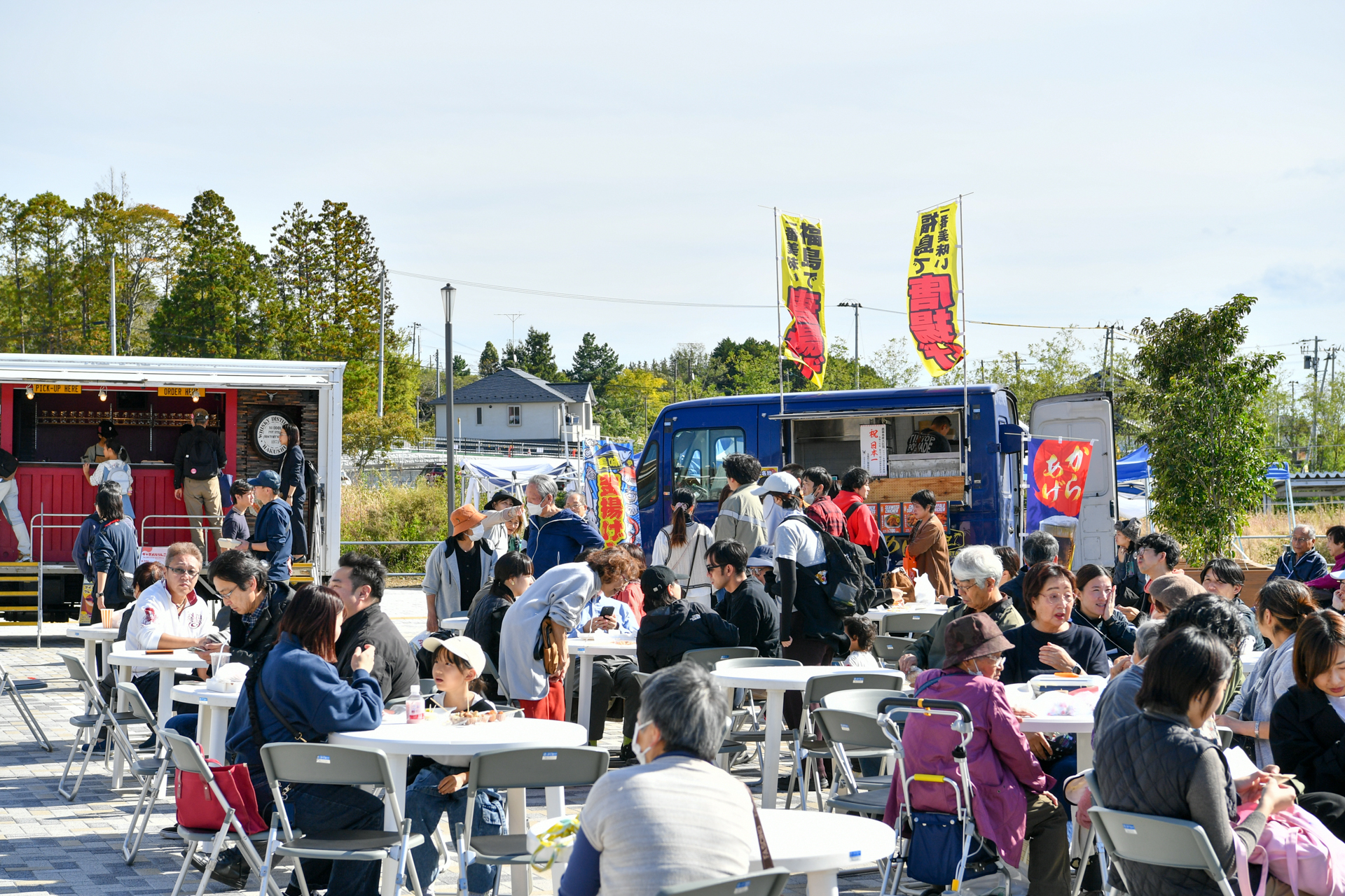 屋外の休憩スペースにはキッチンカーが並び、行列ができるほどの賑わいに。来場者は食事や会話を楽しみながら、ひと息ついてイベントを満喫していました。
