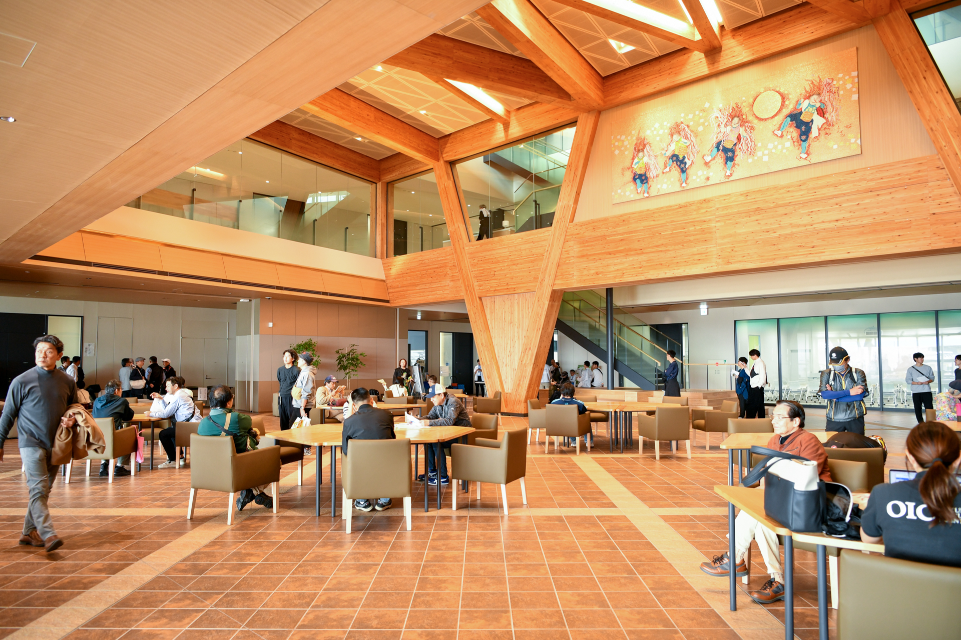 CREVAおおくま1階中央の多目的ホールは、懐かしい再会やひと休みを楽しむ人々で賑わい、憩いの場となっていました。